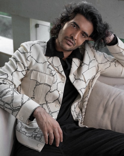 Interestingly, Sakshi Khanna has also explored spirituality deeply, just like his father who had quit Bollywood for sometime and became an Osho devotee. Reports suggest that he spent time away from the limelight, embracing a more ascetic lifestyle and reflecting on life beyond cinema. This spiritual inclination has influenced his worldview and creative pursuits, making him a distinctive personality in the industry. Unlike many star kids, Sakshi has shown a willingness to step away from fame to pursue personal growth.