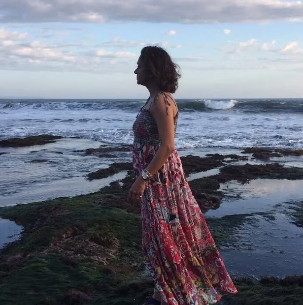 സിനിമ പോലെത്തന്നെ നിരവധി വ്യക്തി കഥകളുടെ കലവറയാണ് സീരിയൽ ലോകം. അവരും ചലച്ചിത്ര താരങ്ങളെ പോലെത്തന്നെ പ്രേക്ഷകരുടെ മനംകവരുന്ന നിരവധി വേഷങ്ങളിലൂടെ ടി.വിയിൽ നിറഞ്ഞു നിൽക്കാറുണ്ട്. ബുനിയാദ് എന്ന പരമ്പരയിലൂടെ പ്രശസ്തയായ നടിയാണ് കൃതിക ദേശായി. അതിനു ശേഷം 90കളിലെ പ്രശസ്ത ഫാന്റസി പരമ്പരയായ ചന്ദ്രകാന്തയിലെ വിഷകന്യ എന്ന റോളിലൂടെയും അവർ ശ്രദ്ധനേടി. എയർഹോസ്റ്റസ്, കിസ്മത്ത്, ധീവര, നൂർജഹാൻ, ജുനൂൻ, ലിപ്സ്റ്റിക്ക്, തുമാരി ദിശ, മേരെ അംഗനായി മേൻ പോലുള്ള പരമ്പരകളിൽ വേഷങ്ങളിലും അവർ ശ്രദ്ധേയയായി. മാൻസി, സൂപ്പർഹിറ്റ് മുക്കാബല, സൂപ്പർഹിറ്റ് ഹംഗാമ പോലുള്ള ഷോകളുടെ അവതാരക കൂടിയായിരുന്നു അവർ സിനിമ പോലെത്തന്നെ നിരവധി വ്യക്തി കഥകളുടെ കലവറയാണ് സീരിയൽ ലോകം. അവരും ചലച്ചിത്ര താരങ്ങളെ പോലെത്തന്നെ പ്രേക്ഷകരുടെ മനംകവരുന്ന നിരവധി വേഷങ്ങളിലൂടെ ടി.വിയിൽ നിറഞ്ഞു നിൽക്കാറുണ്ട്. ബുനിയാദ് എന്ന പരമ്പരയിലൂടെ പ്രശസ്തയായ നടിയാണ് കൃതിക ദേശായി. അതിനു ശേഷം 90കളിലെ പ്രശസ്ത ഫാന്റസി പരമ്പരയായ ചന്ദ്രകാന്തയിലെ വിഷകന്യ എന്ന റോളിലൂടെയും അവർ ശ്രദ്ധനേടി. എയർഹോസ്റ്റസ്, കിസ്മത്ത്, ധീവര, നൂർജഹാൻ, ജുനൂൻ, ലിപ്സ്റ്റിക്ക്, തുമാരി ദിശ, മേരെ അംഗനായി മേൻ പോലുള്ള പരമ്പരകളിൽ വേഷങ്ങളിലും അവർ ശ്രദ്ധേയയായി. മാൻസി, സൂപ്പർഹിറ്റ് മുക്കാബല, സൂപ്പർഹിറ്റ് ഹംഗാമ പോലുള്ള ഷോകളുടെ അവതാരക കൂടിയായിരുന്നു അവർ