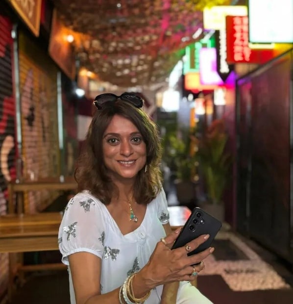 അഭിനയത്തിനു വേണ്ടി ആദ്യമായി തലമുണ്ഡനം ചെയ്ത നടി കൂടിയാണവർ. ഉത്തരാൻ എന്ന ഷോയ്ക്ക് വേണ്ടിയാണ് കൃതിക ഇങ്ങനെയൊരു നടപടിക്ക് മുതിർന്നത്. പാണ്ട്യ സ്റ്റോർ എന്ന പരമ്പരയിലെ റോളിന്റെ പേരിലാണ് അവർ അറിയപ്പെടുന്നത്. സർഫിന്റെ പരസ്യത്തിലും അവരുടെ മുഖം കണ്ടവരുണ്ട്. അവരുടെ അഭിനയ പാടവത്തിന്റെ പേരിൽ വർഷങ്ങളോളം ശ്രദ്ധനേടിയ കൃതിക, കൻസാസ് സർവകലാശാലയിൽ പി.എച്ച്.ഡി. ചെയ്യാൻ ലഭിച്ച അവസരം വേണ്ടെന്നു വച്ചാണ് സീരിയൽ മേഖലയിലെ അഭിനേത്രിയാവാൻ ഇറങ്ങിത്തിരിച്ചത്. 'പുനിയത്' എന്ന പരമ്പരയ്ക്ക് വേണ്ടിയായിരുന്നു ആ ത്യാഗം (തുടർന്ന് വായിക്കുക)