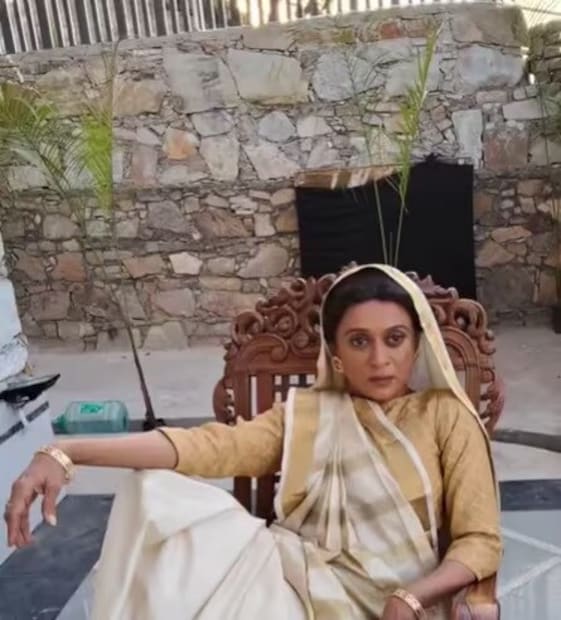 'പുനിയത്' എന്ന പരമ്പരയിൽ മംഗള എന്ന കഥാപാത്രത്തെയാണ് കൃതിക അവതരിപ്പിച്ചത്. ഇതോടുകൂടി അവർ പ്രേക്ഷകരുടെ മനംകവർന്നു. അതിനു ശേഷം നടി നിരവധി ഹിന്ദി പരമ്പരകളിലും വേഷമിട്ടു. അഭിനയപാടവം കൊണ്ട് നിരവധി ആരാധകരെ സ്വന്തമാക്കിയ നടി കൂടിയാണവർ. അവരുടെ വ്യക്തിജീവിതവും പലപ്പോഴായി ശ്രദ്ധനേടിയിട്ടുണ്ട്. നടി വിവാഹം ചെയ്യുമ്പോൾ പ്രായം വെറും വയസ് മാത്രം. എന്നാൽ, വിവാഹം ചെയ്തയാൾക്കാവട്ടെ, അവരെക്കാൾ 26 വയസ്സിന്റെ കൂടുതലുണ്ടായിരുന്നു