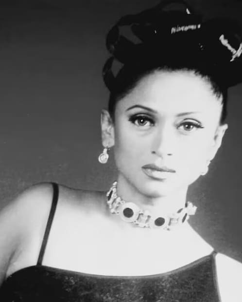 നടനും സംവിധായകനുമായ ഇംതിയാസ് ഖാൻ ആയിരുന്നു അത്. നടൻ അംജദ് ഖാന്റെ സഹോദരൻ. ഒരു ഷോയിൽ ഒന്നിച്ച് പ്രവർത്തിച്ച ശേഷമായിരുന്നു അവരുടെ വിവാഹം. ദമ്പതികൾ ദത്തുപുത്രിയായ അയേഷയുടെ മാതാപിതാക്കളാണ്. സിനിമ മേഖലയിൽ വിജയം കൈവരിച്ച വ്യക്തിയാണ് ഇംതിയാസ് ഖാൻ. 'ഹൽസാൽ', 'പ്യാർ ദോസ്ത്', 'നീർ ജഹാൻ' പോലുള്ള സിനിമകളിലും അദ്ദേഹം പ്രവർത്തിച്ചു. 'മേരി ഭവ്യ ലൈഫ്' എന്ന പരമ്പരയിലാണ് കൃതിക അഭിനയിച്ചത്. മകൾ അയേഷ ഖാൻ മോഡലും അഭിനേത്രിയുമാണ്