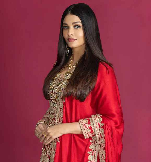  ഭാര്യ ഐശ്വര്യയും താനും വിവാഹമോചനം നേടുന്നു എന്ന വാർത്തയെ വ്യാജമെന്നും കെട്ടിച്ചമച്ച മാലിന്യം എന്നുമാണ് അഭിഷേക് വിളിച്ചത്. 