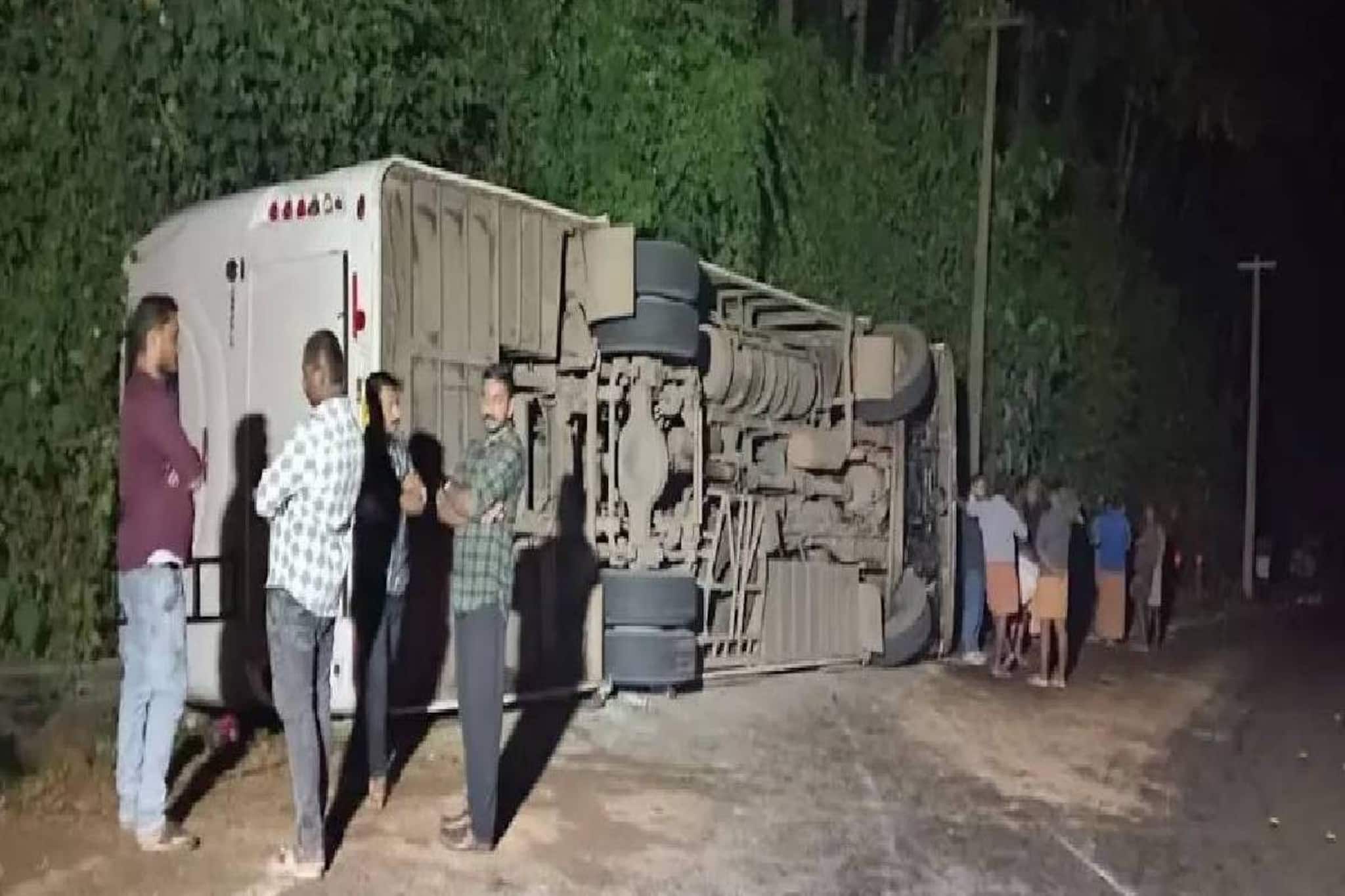 ഇടുക്കിയിൽ സ്കൂൾ വിദ്യാര്‍ഥികള്‍ സഞ്ചരിച്ച ടൂറിസ്റ്റ് ബസ് മറിഞ്ഞു; 36 പേര്‍ക്ക് പരിക്ക്