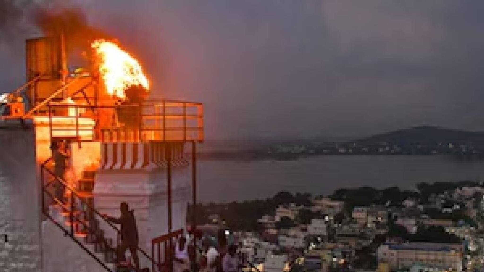 തിരുപ്പറംകുണ്ഡ്രത്ത് കാര്‍ത്തിക ദീപം തെളിയിക്കുന്നത്തിൽ എന്താണ് പ്രശ്നമെന്ന് തമിഴ്‌നാട് സര്‍ക്കാരിനോട്  മദ്രാസ് ഹൈക്കോടതി