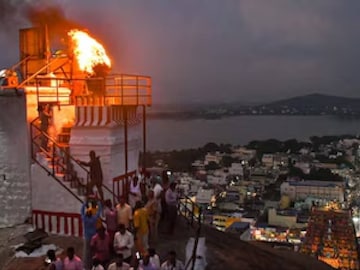തിരുപ്പറംകുണ്ഡ്രത്ത് കാര്ത്തിക ദീപം തെളിഞ്ഞപ്പോൾ തിരുപ്പറംകുണ്ഡ്രത്ത് കാര്ത്തിക ദീപം തെളിഞ്ഞപ്പോൾ