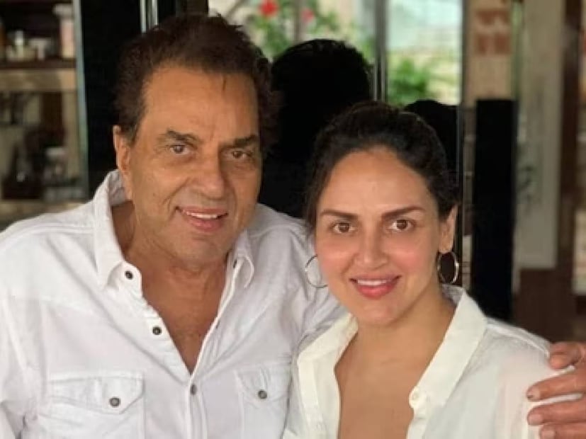  "ഞാൻ അവരുടെ കാലിൽ തൊട്ടുതൊഴുതു. അവരെന്നെ അനുഗ്രഹിച്ചു. ഞാൻ നടന്നകന്നു," എന്ന് ഇഷ. ഇതേ പുസ്തകത്തിൽ തന്നെ തന്റെ പിതാവിന് മറ്റൊരു ഭാര്യ കൂടിയുണ്ട് എന്ന് ഇഷ മനസിലാക്കിയ നിമിഷത്തെക്കുറിച്ചും വ്യക്തമാക്കുന്നു. പ്രകാശ് കൗറിൽ സണ്ണി, ബോബി ഡിയോൾമാരും രണ്ട് പെൺമക്കളും പിറന്ന ശേഷമാണ് ധർമേന്ദ്ര ഹേമമാലിനിയുമായി പ്രണയത്തിലാവുന്നതും വിവാഹം ചെയ്യുന്നതും. ആദ്യവിവാഹം നടക്കുമ്പോൾ ധർമേന്ദ്രയ്ക്ക് പ്രായം കേവലം 19 വയസ് മാത്രം. ഹേമമാലിനിയുടെ കുടുംബത്തെ ഏറെ പ്രയാസപ്പെട്ടാണ് ഈ വിവാഹത്തിന് സമ്മതിപ്പിച്ചെടുത്തത്