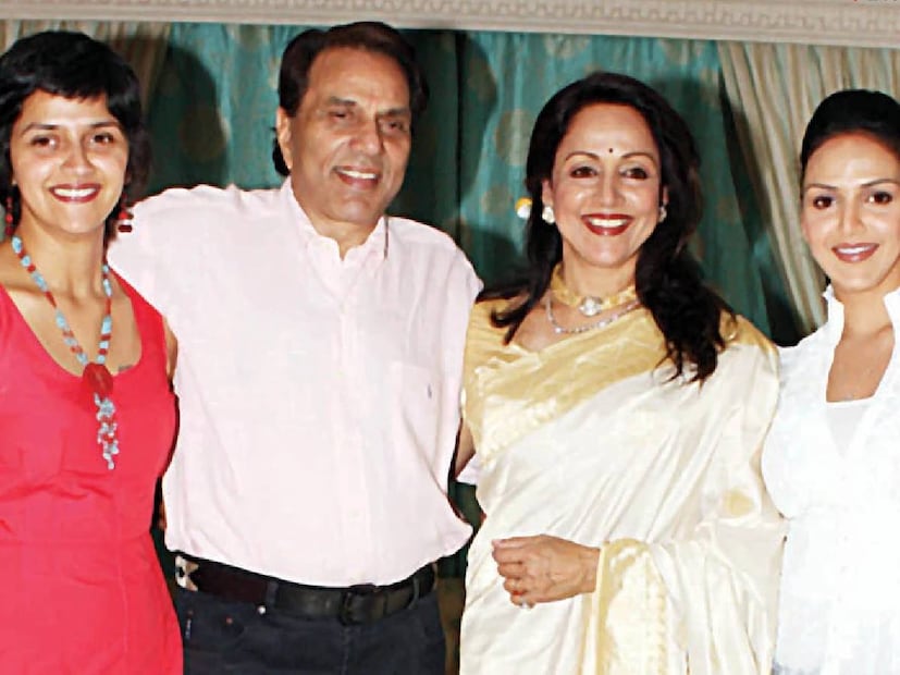 സിനിമയിൽ അദ്ദേഹത്തോളം വലുതായി അധികമാരും ഇല്ലെങ്കിലും, ജീവിതത്തിൽ ധർമേന്ദ്ര പഞ്ചാബിലെ ഗ്രാമത്തിന്റെ പുത്രനാണ്. നാട്ടിൻപുറത്തിന്റെ താളവും സമാധാനവും ആഗ്രഹിച്ച അദ്ദേഹം എന്നും തന്റെ ജീവിതത്തിൽ അതിന്റെ ഒരേട് സൂക്ഷിച്ചിരുന്നു.  ബോളിവുഡിലെ തിരക്കിട്ട ജീവിതം അദ്ദേഹത്തെ പഞ്ചാബിൽ നിന്നും മുംബൈ നഗരത്തിൽ കൊണ്ടെത്തിച്ചുവെങ്കിലും, സമയം കിട്ടുമ്പോഴെല്ലാം ധർമേന്ദ്ര ലുധിയാനയിൽ നിന്നും 25 കിലോമീറ്റർ അകലെയുള്ള ഡങ്കനിലെ കുടുംബവീട്ടിൽ പോകാൻ ശ്രദ്ധിച്ചിരുന്നു (തുടർന്ന് വായിക്കുക)