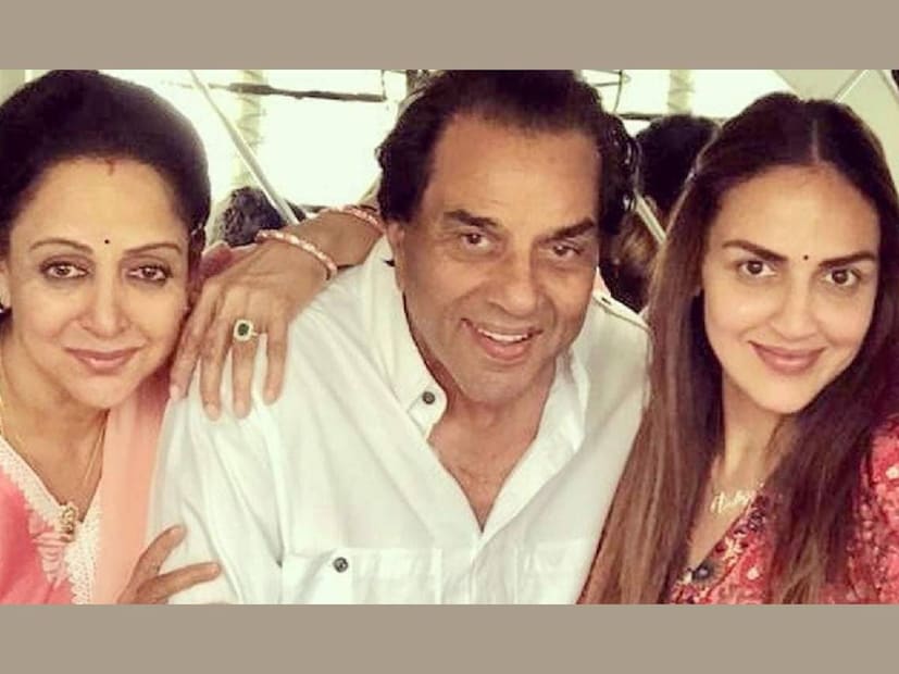 ധർമേന്ദ്രയുടെ പിതാവ് ഒരു സർക്കാർ സ്കൂൾ അധ്യാപകനായിരുന്നു. അടിക്കടിയുള്ള ട്രാൻസ്ഫർ അദ്ദേഹത്തിന് ജോലിയുടെ ഭാഗം തന്നെയായിരുന്നു. ഒടുവിൽ അവരുടെ കുടുംബം സാഹ്‌നിവാൾ എന്ന സ്ഥലത്ത് താമസമാരംഭിച്ചു. ധർമേന്ദ്രയുടെ ചെറുപ്പകാലത്തിലേറെയും അദ്ദേഹം ഇവിടെയാണ് ചിലവഴിച്ചത്. പഞ്ചാബിലേക്ക് മടങ്ങാൻ സാധിക്കാതെ പോയെങ്കിലും, അതിന്റെ ഒരു കഷ്ണം മുംബൈയിലെ ഖണ്ടലയിൽ തീർത്തെടുക്കാൻ അദ്ദേഹം ശ്രദ്ധിച്ചു. അവിടെയാണ് ധർമേന്ദ്രയുടെ വിശാലമായ ഫാം സ്ഥിതിചെയ്യുന്നത്