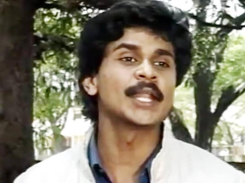 എറണാകുളം ജില്ലയിലെ ആലുവയിൽ നിന്നുള്ള പത്മനാഭൻ പിള്ള, സരോജം എന്നിവരുടെ മൂത്ത മകനായ പി. ഗോപാലകൃഷ്ണൻ അഥവാ ദിലീപ് ആയിരുന്നു അത്. അക്കാലങ്ങളിൽ കലാഭവൻ എന്ന മിമിക്രി ട്രൂപ്പ് മലയാള സിനിമയ്ക്ക് നിരവധി കലാകാരന്മാരെ സമ്മാനിച്ചിരുന്ന കാലം. അഭിനയത്തിലും സംവിധാനത്തിലും വരെ അവർ കഴിവ് പ്രകടമാക്കി. എടുത്തുപറയേണ്ടത് നടൻ ജയറാം ആയിരുന്നു. കലാഭവൻ വഴി സിനിമയിൽ വന്ന ജയറാമും, പിന്നീട് വന്നുചേർന്ന ദിലീപും മലയാളത്തിലെ അഞ്ച് സൂപ്പർതാരങ്ങളിൽ രണ്ടുപേരുകൾ ആയി മാറി