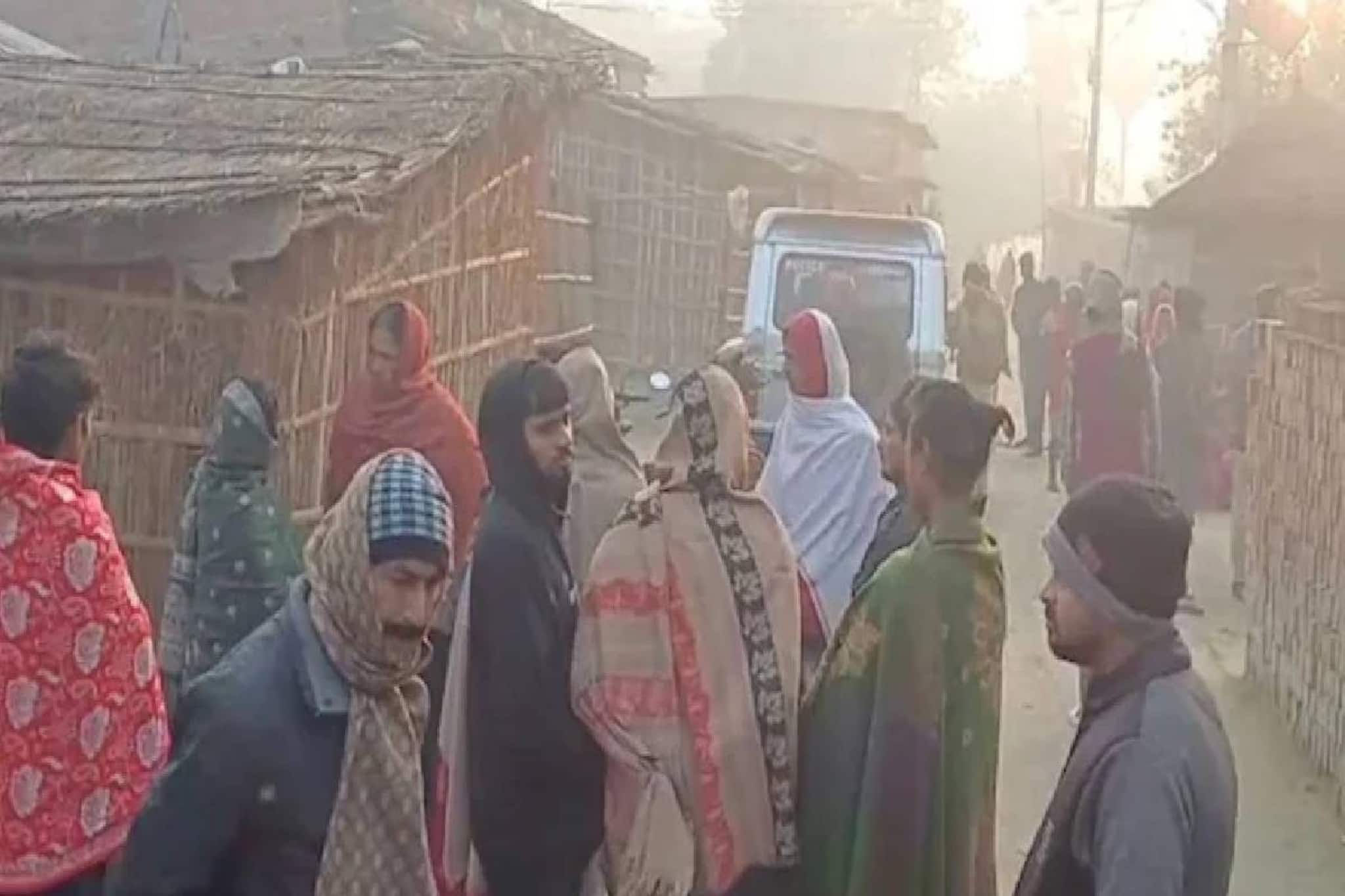 ഒരു വര്ഷം മുമ്പ് മരിച്ച ഭാര്യയുടെ സാരിയിൽ മക്കളെ കെട്ടിത്തൂക്കി പിതാവ് ജീവനൊടുക്കി ഒരു വര്ഷം മുമ്പ് മരിച്ച ഭാര്യയുടെ സാരിയിൽ മക്കളെ കെട്ടിത്തൂക്കി പിതാവ് ജീവനൊടുക്കി