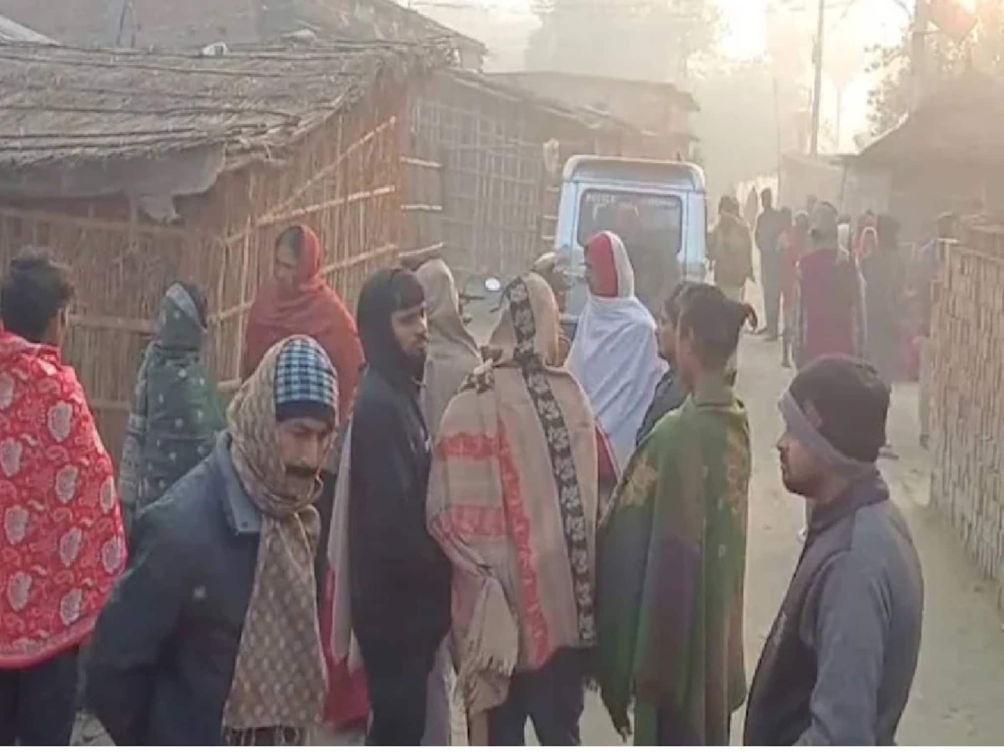 ഒരു വര്ഷം മുമ്പ് മരിച്ച ഭാര്യയുടെ സാരിയിൽ മക്കളെ കെട്ടിത്തൂക്കി പിതാവ് ജീവനൊടുക്കി ഒരു വര്ഷം മുമ്പ് മരിച്ച ഭാര്യയുടെ സാരിയിൽ മക്കളെ കെട്ടിത്തൂക്കി പിതാവ് ജീവനൊടുക്കി