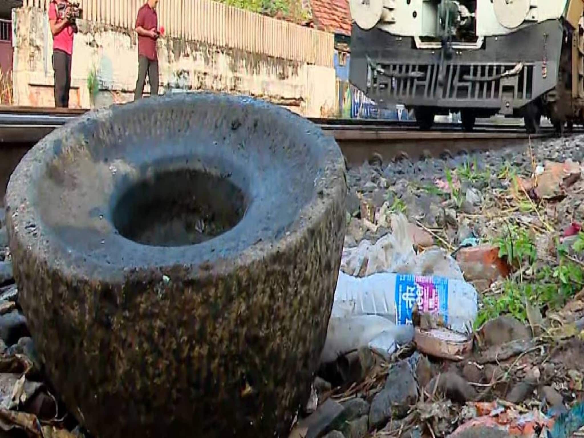 കൊച്ചിയിലെ പച്ചാളത്ത് അടുക്കളയിലെ ആട്ടുകല്ല് റെയിൽവെ ട്രാക്കിൽ; അട്ടിമറി സാധ്യത പരിശോധിക്കുന്നു