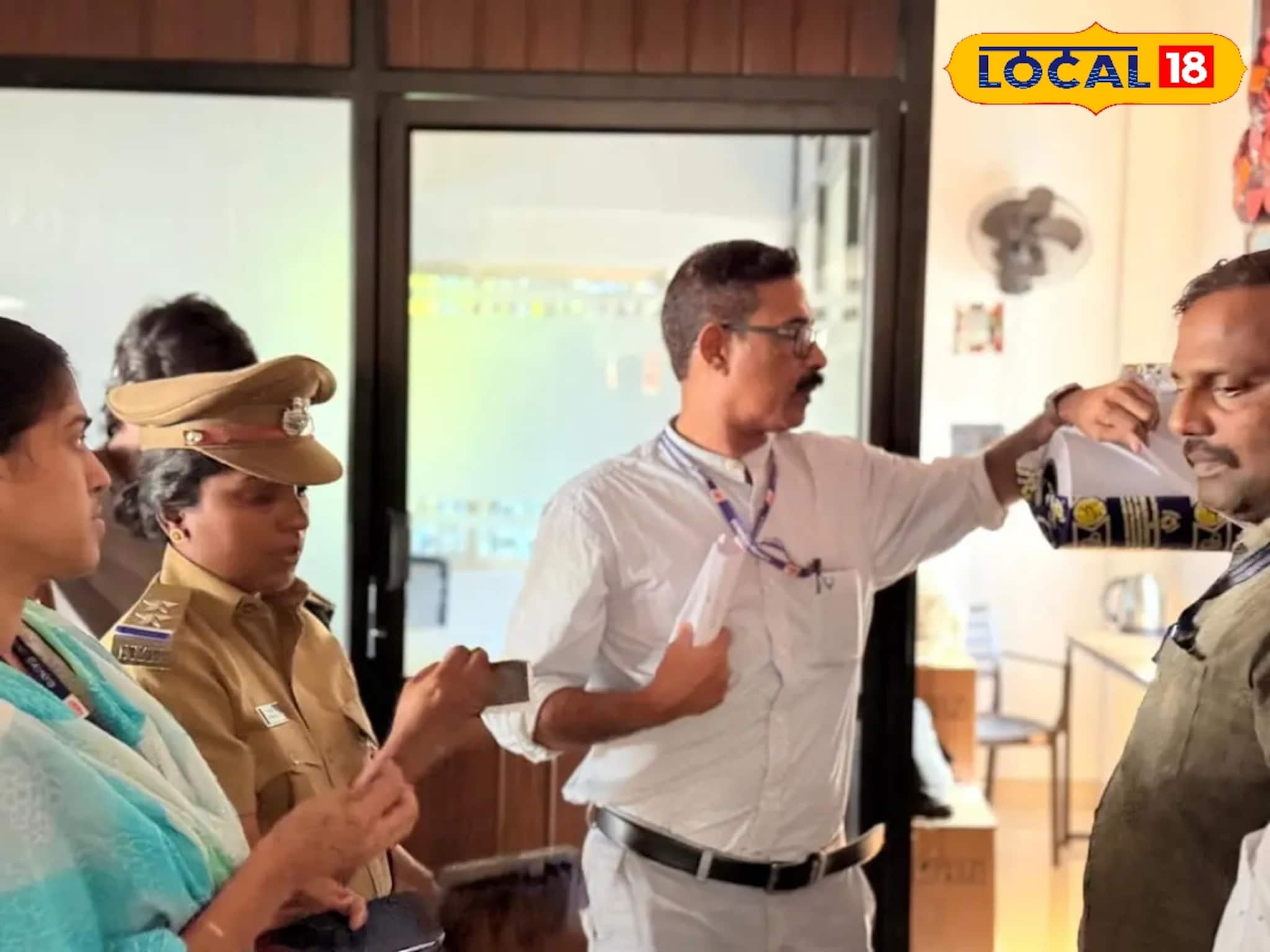 ഹരിതചട്ടം കർശനമാക്കി കോഴിക്കോട്: വോട്ടെടുപ്പുമായി ബന്ധപ്പെട്ട് 550 കിലോ നിരോധിത ഫ്ലക്സ് പിടിച്ചെടുത്തു