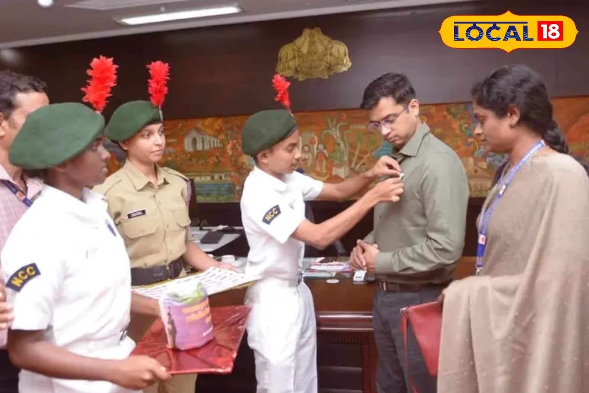 സായുധസേന പതാക ദിനം കോഴിക്കോട് കലക്ടറേറ്റിൽ ആചരിച്ചു സായുധസേന പതാക ദിനം കോഴിക്കോട് കലക്ടറേറ്റിൽ ആചരിച്ചു