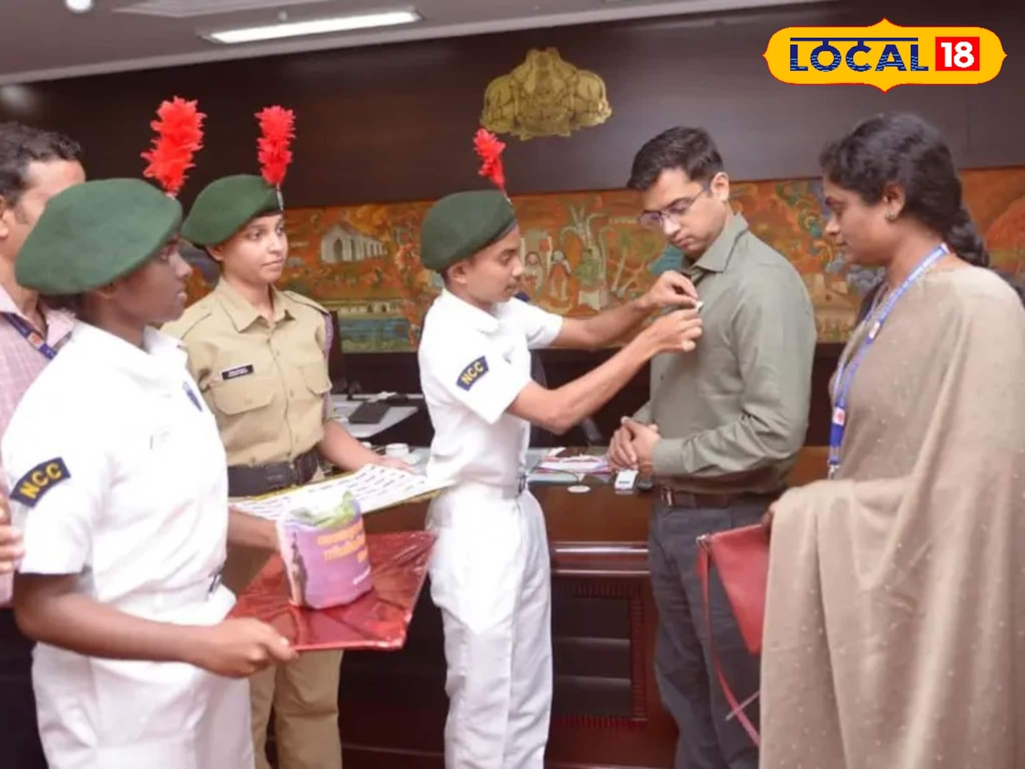 സായുധസേന പതാക ദിനം കോഴിക്കോട് കലക്ടറേറ്റിൽ ആചരിച്ചു സായുധസേന പതാക ദിനം കോഴിക്കോട് കലക്ടറേറ്റിൽ ആചരിച്ചു