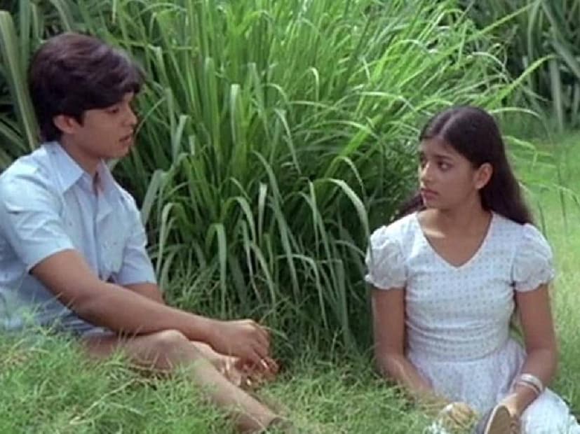 കുട്ടികൾ എന്ന നിലയിൽ കളിച്ചു വളരുന്ന അവരിൽ ശാരീരിക മാറ്റങ്ങൾ ഉണ്ടാവുന്നതും, അതവരുടെ മനസിനെയും ബാധിക്കുന്നു. കാടിൻ പ്രദേശത്ത് അവർക്ക് അഭയമാകുന്ന ആന്റിയും അങ്കിളും ഇരുവർക്കും വിവാഹം നടത്തുന്നതും, അതിനു ശേഷം നായികയ്ക്ക് സംഭവിക്കുന്ന രോഗാവസ്ഥയും മറ്റും വിഷയമാക്കി മുന്നേറുന്നു. ജോൺ പോളിന്റെ രചനയുടെ പിൻബലത്തിലാണ് സ്ക്രിപ്റ്റ്