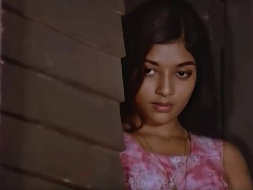 'ഇണ' എന്ന പേരിൽ മലയാളത്തിൽ കോളിളക്കം സൃഷ്‌ടിച്ച സിനിമ പ്രേക്ഷകർ മറക്കാനിടയില്ല. ആ സിനിമയിലെ നായിക ദേവി ബാലയാണിത്. ആദ്യം കണ്ട ചിത്രം ചലച്ചിത്ര നിരീക്ഷകനും ഗവേഷകനുമായ രാഹുൽ ഹമ്പിൾ സനൽ ആണ് അദ്ദേഹത്തിന്റെ ഫേസ്ബുക്ക് പേജിൽ പങ്കിട്ടത്. ചലച്ചിത്ര മാസികയായ നാനയുടെ സെന്റർ സ്പ്രെഡിൽ വന്ന ചിത്രം എന്നാണ് സൂചന. തീർത്തും സാങ്കല്പികം എന്ന് മാത്രം കരുതാനാകുന്ന പശ്ചാത്തലത്തിലാണ് ഈ സിനിമ നിർമിച്ചിട്ടുള്ളത്. മാസ്റ്റർ രഘു ആയിരുന്നു നായകൻ. ഒരു പെൺകുട്ടിക്ക് ആർത്തവം ഉണ്ടാവുന്നതുമായി ബന്ധപ്പെട്ട് ഏറ്റവും അടുത്തു നിൽക്കുന്ന ഷോട്ടുകൾ പ്രയോഗിച്ച ഒരു സിനിമ കൂടിയായിരുന്നു ഇത്. ഋതുമതിയാവുന്നതിനും മുൻപ് ഒരു പെൺകുട്ടിയും അവളുടെ കൂട്ടുകാരനും ജീവിതത്തിലെ പ്രതിസന്ധികളിൽ നിന്നും രക്ഷപെടാൻ ഒരു ട്രെയിൻ വാഗണിൽ കയറുന്നതും, ഒരു കാടിൻ പ്രദേശത്ത് അവർ എത്തിച്ചേരുന്നതുമാണ് തുടക്കം