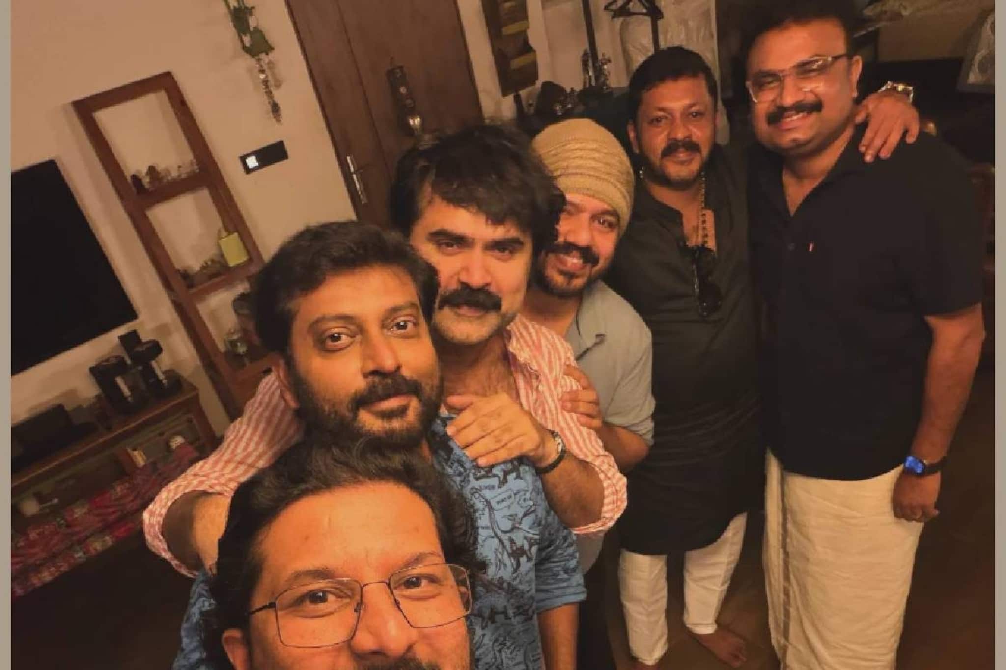 അന്ന് നൂറ് കിലോ മുളക് ചാക്ക് ചുമന്ന് പണിയെടുത്തു; ഇന്ന് മലയാളത്തിൽ കോടികൾ കൊയ്യുന്ന സിനിമകളുടെ ശില്പി അന്ന് നൂറ് കിലോ മുളക് ചാക്ക് ചുമന്ന് പണിയെടുത്തു; ഇന്ന് മലയാളത്തിൽ കോടികൾ കൊയ്യുന്ന സിനിമകളുടെ ശില്പി