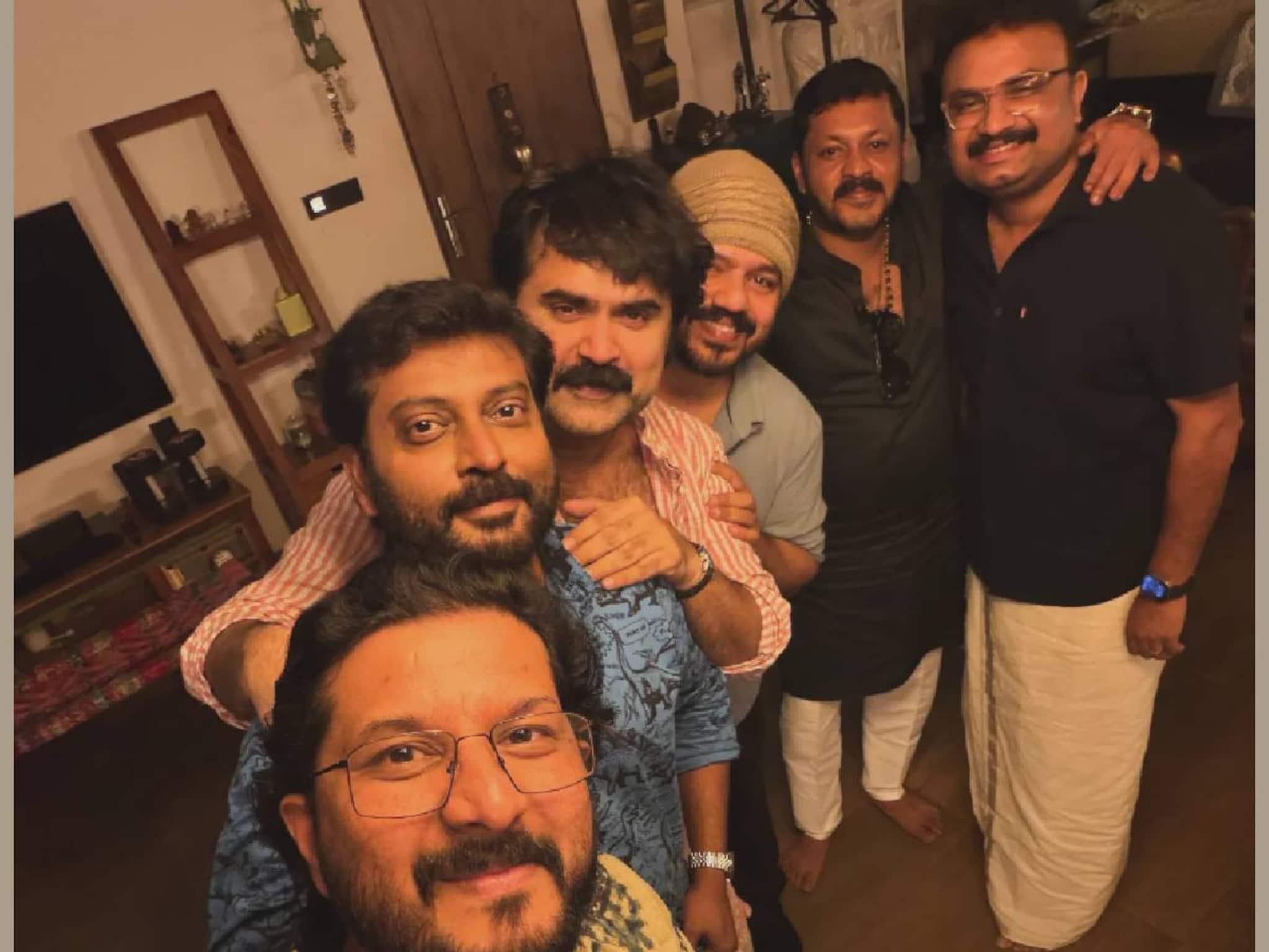 അന്ന് നൂറ് കിലോ മുളക് ചാക്ക് ചുമന്ന് പണിയെടുത്തു; ഇന്ന് മലയാളത്തിൽ കോടികൾ കൊയ്യുന്ന സിനിമകളുടെ ശില്പി