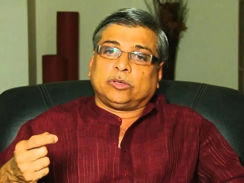 ഭക്ഷണം കഴിഞ്ഞ ശേഷവും മറ്റും സെറ്റിലുള്ളവർക്ക് ഉറക്കം വരാതിരിക്കാൻ ഈ കലാകാരന്റെ പ്രകടനങ്ങൾ കാരണമായി. ഇതേപ്പറ്റി സംവിധായകൻ കമൽ പിന്നീടുള്ള അഭിമുഖങ്ങളിൽ പറഞ്ഞിട്ടുണ്ട്. അയാൾ ആ സിനിമയുടെ അസിസ്റ്റന്റ് ഡയറക്ടർ ആയിരുന്നു. അത്യാവശ്യം മിമിക്രി അവതരിപ്പിച്ച് ശ്രദ്ധനേടിയ അയാൾ, അസിസ്റ്റന്റ് ആയി കമലിന്റെ ഒപ്പം കൂടി. നടൻ മോഹൻലാലിന് ക്ളാപ്പർബോർഡ് അടിക്കുന്നതായിരുന്നു ആ 24കാരന്റെ ചുമതല. പിന്നീട് മോഹൻലാലിന്റെ ഒപ്പം തന്നെ ഏതാനും ശ്രദ്ധേയ ചിത്രങ്ങളിലും ഈ നടനെ നിങ്ങൾ കണ്ടുകാണും. പ്രേക്ഷകർക്ക് സുപരിചിതനാണ് ആ നടൻ