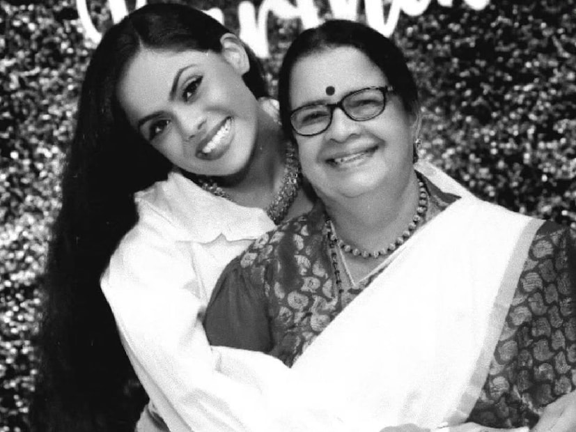 തന്റെ അഞ്ചുമക്കളിൽ രണ്ടുപേരെ ചലച്ചിത്ര താരങ്ങളാക്കിയ മുത്തശ്ശി കഴിഞ്ഞ മാസം വിടവാങ്ങി. പെണ്മക്കൾ രണ്ടുപേർ മലയാള ചലച്ചിത്രലോകത്തെ അറിയപ്പെടുന്ന താരങ്ങളായെങ്കിൽ, ഒരുകാലത്തെ കോൺഗ്രസ് രാഷ്ട്രീയ വേദികളിലെ ശ്രദ്ധേയ സ്ത്രീ സാന്നിധ്യമായിരുന്നു അവരുടെ അമ്മ സരസമ്മ. ഈ വർഷം അവസാനിക്കാറാകുമ്പോൾ, തന്റെ ആത്മാവിന്റെ ഒരു തുണ്ട് നഷ്‌ടമായ വേദനയുമായാണ് കാർത്തിക നായർ ആ വർഷത്തോട് വിടചൊല്ലുക. നടിമാരായ അംബിക, ഉദയ ചന്ദ്രിക എന്ന രാധ എന്നിവരുടെ അമ്മയാണ് സരസമ്മ. ഇവരിൽ രാധയുടെ മൂത്തമകളാണ് കാർത്തിക (തുടർന്ന് വായിക്കുക)