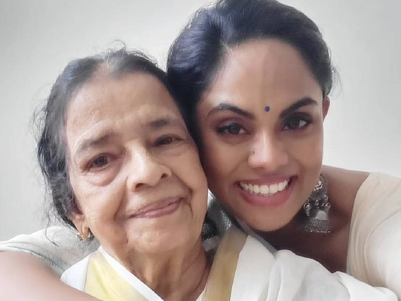 അഭിനേതാക്കളായ കാർത്തിക നായർ, തുളസി നായർ എന്നിവരുടെ മുത്തശ്ശിയാണ് സരസമ്മ നായർ. ആദ്യകാല കോൺഗ്രസ് വനിതാ നേതാക്കളിൽ ഒരാളായിരുന്നു അവർ. മുതിർന്ന കോൺഗ്രസ് നേതാക്കൾക്കൊപ്പം പ്രവർത്തിച്ച പരിചയമുണ്ട് അവർക്ക്. കൊച്ചുമക്കൾ സിനിമയിൽ അരങ്ങേറ്റം കുറിച്ച സമയത്തും സരസമ്മ അവർക്കൊപ്പമുണ്ടായിരുന്നു