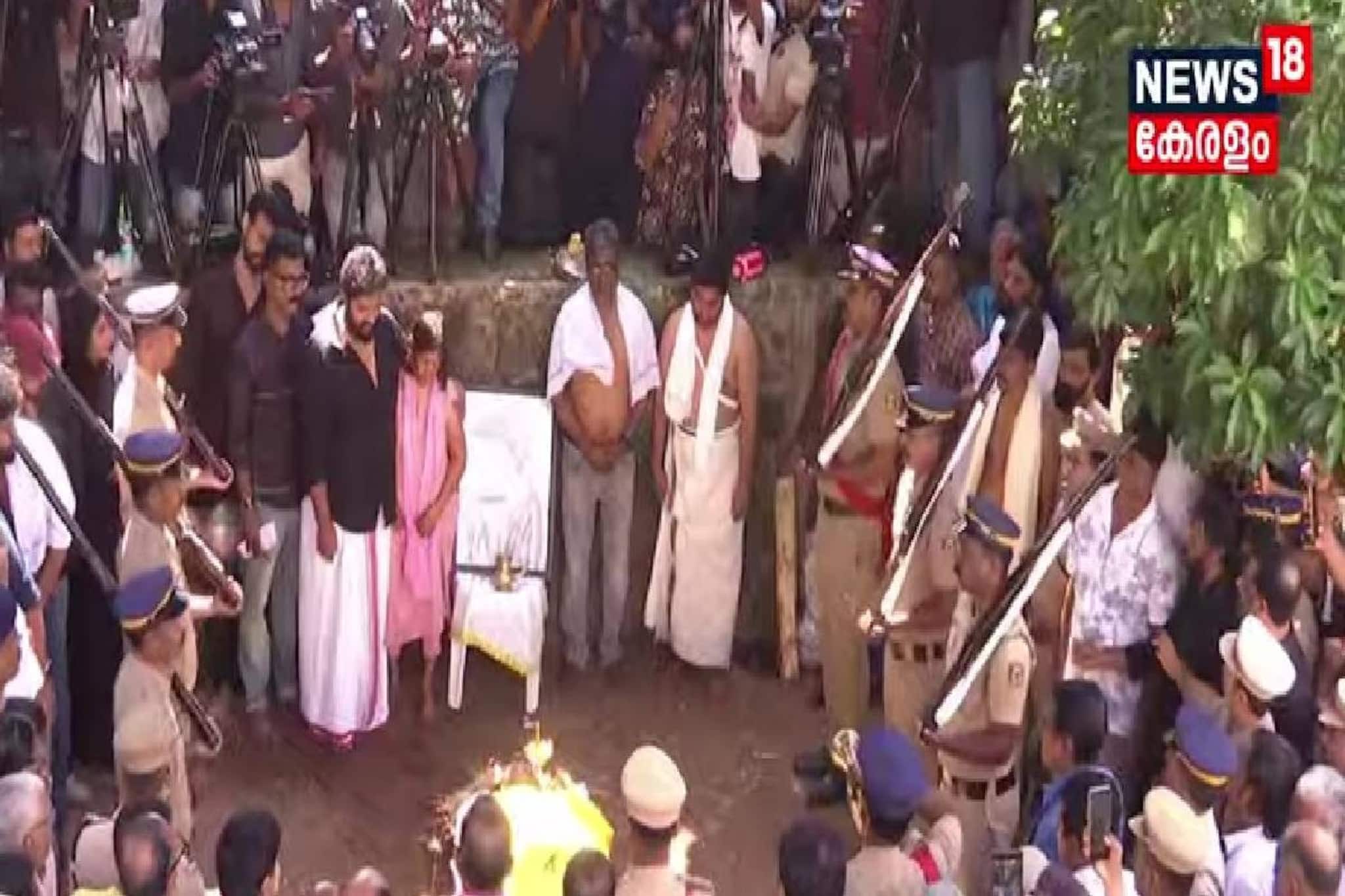 മലയാളത്തിന്റെ ശ്രീനിവാസന് ഔദ്യോഗിക ബഹുമതികളോടെ കേരളം വിട നൽകി