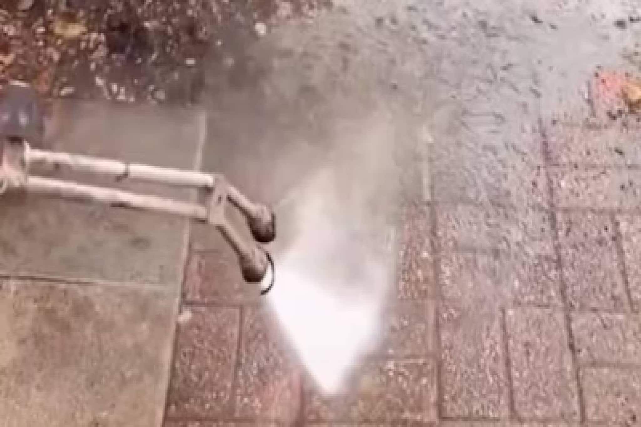 ലേശം ഉളുപ്പ്? ലണ്ടന് തെരുവുകളിലെ മുറുക്കാൻ കറ വൃത്തിയാക്കുന്നതിന് 35 ലക്ഷം രൂപയുടെ ക്യാംപെയ്ന് ആരംഭിച്ചു ലേശം ഉളുപ്പ്? ലണ്ടന് തെരുവുകളിലെ മുറുക്കാൻ കറ വൃത്തിയാക്കുന്നതിന് 35 ലക്ഷം രൂപയുടെ ക്യാംപെയ്ന് ആരംഭിച്ചു