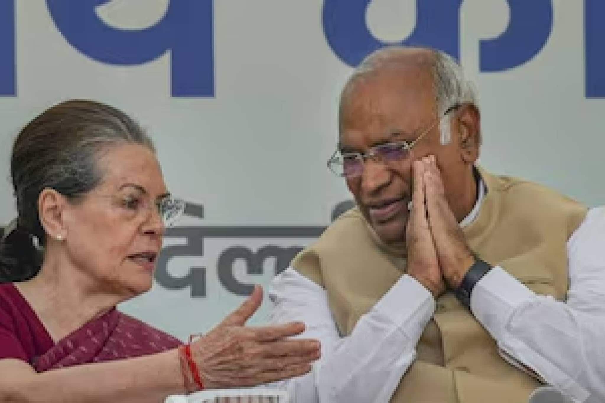 'ഖാർഗെയ്ക്ക് പ്രായമായില്ലേ'? നേതൃമാറ്റം വേണമെന്ന് സോണിയാ ഗാന്ധിക്ക് കോണ്ഗ്രസ് നേതാവിന്റെ കത്ത് 'ഖാർഗെയ്ക്ക് പ്രായമായില്ലേ'? നേതൃമാറ്റം വേണമെന്ന് സോണിയാ ഗാന്ധിക്ക് കോണ്ഗ്രസ് നേതാവിന്റെ കത്ത്