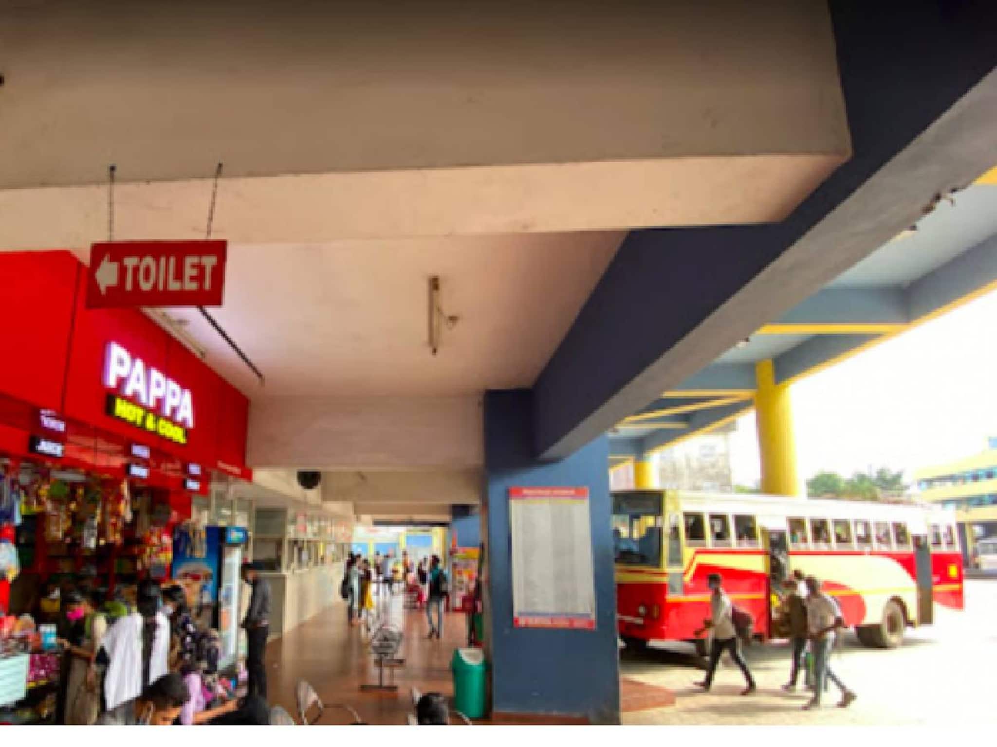 കെഎസ്ആർടിസി ബസ്‌ സ്റ്റാൻഡിൽ വച്ച് പെൺകുട്ടിയോട് അശ്ലീലം പറഞ്ഞ യുവാവിന്റെ തല അടിച്ചു പൊട്ടിച്ച് ആൺസുഹൃത്ത്