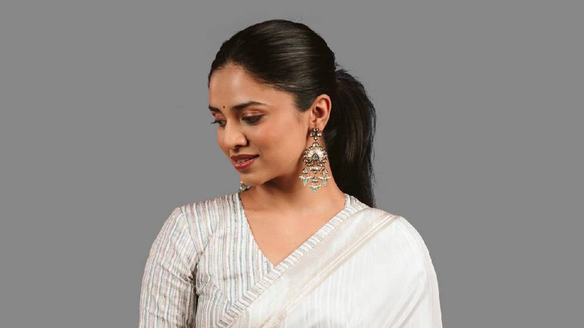 ദിലീപ് വീട്ടിലെത്തിയപ്പോൾ എവിടെയും കാണാത്ത മീനാക്ഷി; മകളുടെ ചിത്രങ്ങൾക്ക് പ്രതികരിക്കാതെ മഞ്ജു വാര്യർ