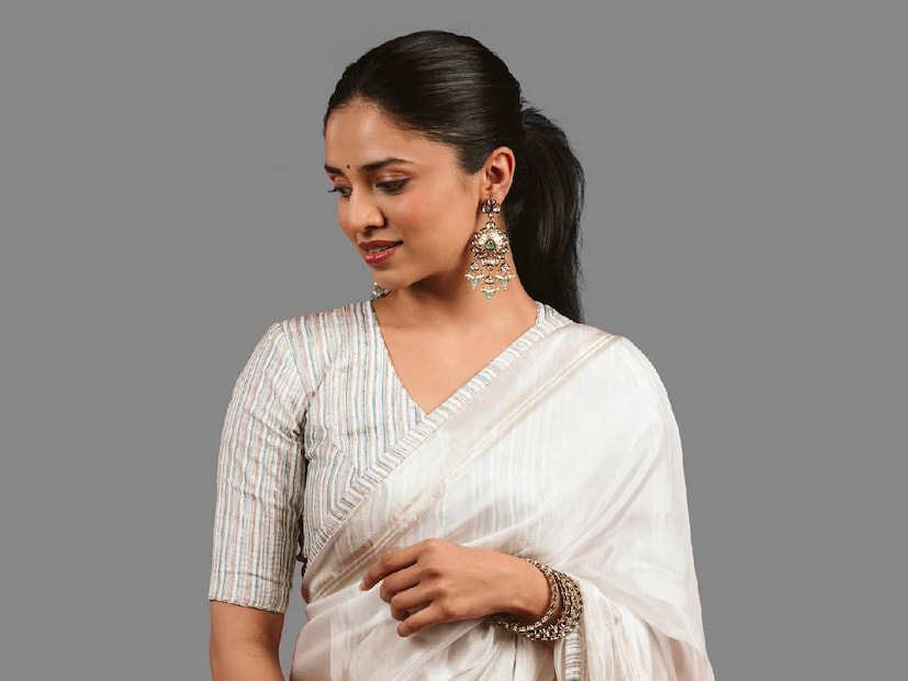 മീനാക്ഷിയുടെ കയ്യിലേക്ക് ഡോക്‌ടർ പട്ടം കിട്ടുന്ന നിമിഷം കാണാൻ ദിലീപിനൊപ്പം കാവ്യാ മാധവനും ഉണ്ടായിരുന്നു. മീനാക്ഷിയുടെ ഇരുവശത്തും അച്ഛനും അമ്മയുമായി അവർ നിൽക്കുന്ന ചിത്രത്തിന് പലരും കയ്യടിച്ചു. മീനൂട്ടി ഡോക്‌ടർ ആയതിന്റെ സന്തോഷം കാവ്യക്കും മറച്ചുപിടിക്കാനായില്ല. എല്ലാം മകളുടെ കഠിനാധ്വാനത്തിന്റെ ഫലം എന്ന് മാത്രമേ കാവ്യക്ക് പറയാനുണ്ടായിരുന്നുള്ളൂ. മാമാട്ടി എന്ന അനുജത്തിക്ക് റോൾ മോഡലാവാൻ പറ്റിയ ചേച്ചി (തുടർന്ന് വായിക്കുക)