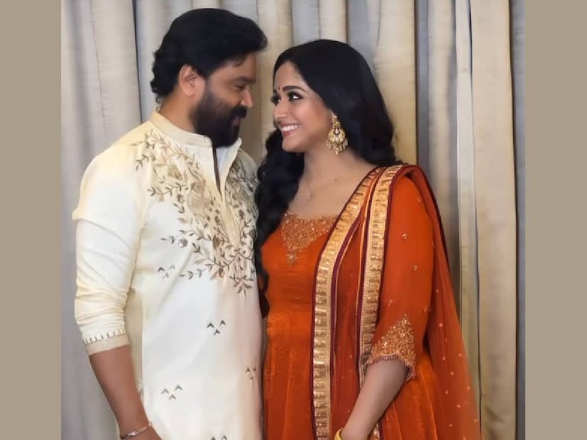 ദിലീപ് കേസിൽ വിധിവന്ന ശേഷം ആദ്യമായി മീനാക്ഷി സോഷ്യൽ മീഡിയയിൽ വന്നതും ഈ ചിത്രങ്ങളുമായാണ്. ദിലീപ് കോടതിയിൽ നിന്നും വീട്ടിലെത്തിയ സമയം മൂത്തമകളെ മാധ്യമങ്ങളിലൂടെ പ്രചരിച്ച ദൃശ്യങ്ങളിൽ എവിടെയും കാണാൻ കഴിഞ്ഞിരുന്നില്ല. ഒരുപക്ഷേ മീനാക്ഷി അന്ന് ഈ ഷൂട്ടിങ്ങിൽ പങ്കെടുത്തിരിക്കും. ലക്ഷ്യയുടെ സാരികൾക്ക് മുൻപും മീനാക്ഷി മോഡലായിട്ടുണ്ട്. ഇക്കഴിഞ്ഞ ഓണത്തിനും മറ്റും മീനാക്ഷിയായിരുന്നു ബ്രാൻഡിന്റെ മോഡൽ. മകൾ ക്യാമറയ്ക്ക് മുന്നിൽ വരണം എന്ന ആരാധകരുടെ ആഗ്രഹത്തിന് ദിലീപും കാവ്യയും ഇങ്ങനെയൊരു അവസരം മീനാക്ഷിക്ക് കാട്ടിക്കൊടുക്കുന്നുണ്ട്