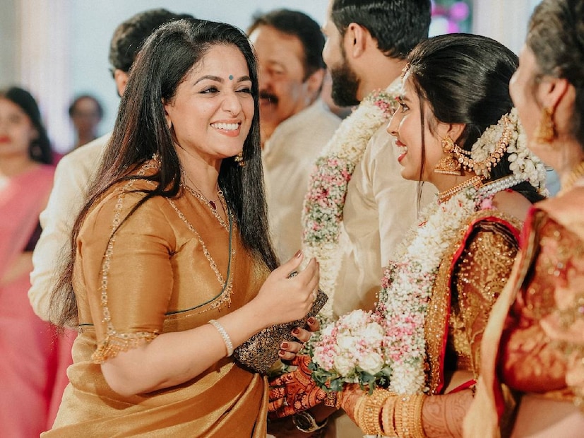 കാവ്യക്കും മൂത്തമകൾ മീനാക്ഷിയോട് നിറയെ സ്നേഹമുണ്ട്. ഡിയർ മീനാക്ഷി എന്നാണ് കാവ്യ പലപ്പോഴും മീനൂട്ടിയെ വിശേഷിപ്പിക്കുന്നത്. കാവ്യയുടെ ജന്മദിനത്തിൽ പിറന്നാൾ ആശംസയുമായി മീനാക്ഷിയും പോസ്റ്റുകൾ ഇട്ടിട്ടുണ്ട്. എന്നാൽ പൊതുസ്ഥലങ്ങളിൽ ഒന്നും അവർ രണ്ടുപേരും അവർക്കിടയിലെ സ്നേഹത്തെയോ ബഹുമാനത്തെയോ കുറിച്ച് സംസാരിക്കാറില്ല. രണ്ടു ദിവസം മുൻപ് വീണ്ടും കാവ്യയുടെ ലക്ഷ്യ മോഡലായി മീനാക്ഷി എത്തിയിരുന്നു. ബേൺഡ് ഓറഞ്ച് നിറത്തിലെ ഡിസൈനർ സാരിയും മിനിമൽ ജൂവലറിയുമായി മീനാക്ഷി ചിത്രങ്ങളിൽ പ്രത്യക്ഷപ്പെട്ടു