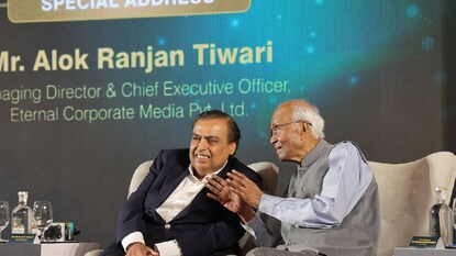 പുസ്തക പ്രകാശന ചടങ്ങിൽ മുകേഷ് അംബാനി (ഇടത്) ഡോ. രഘുനാഥ് മഷേൽക്കറിനൊപ്പം പുസ്തക പ്രകാശന ചടങ്ങിൽ മുകേഷ് അംബാനി (ഇടത്) ഡോ. രഘുനാഥ് മഷേൽക്കറിനൊപ്പം