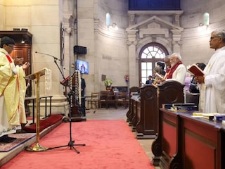 ക്രിസ്മസ് പ്രഭാത ശുശ്രൂഷയിൽ പങ്കെടുക്കുന്ന മോദി