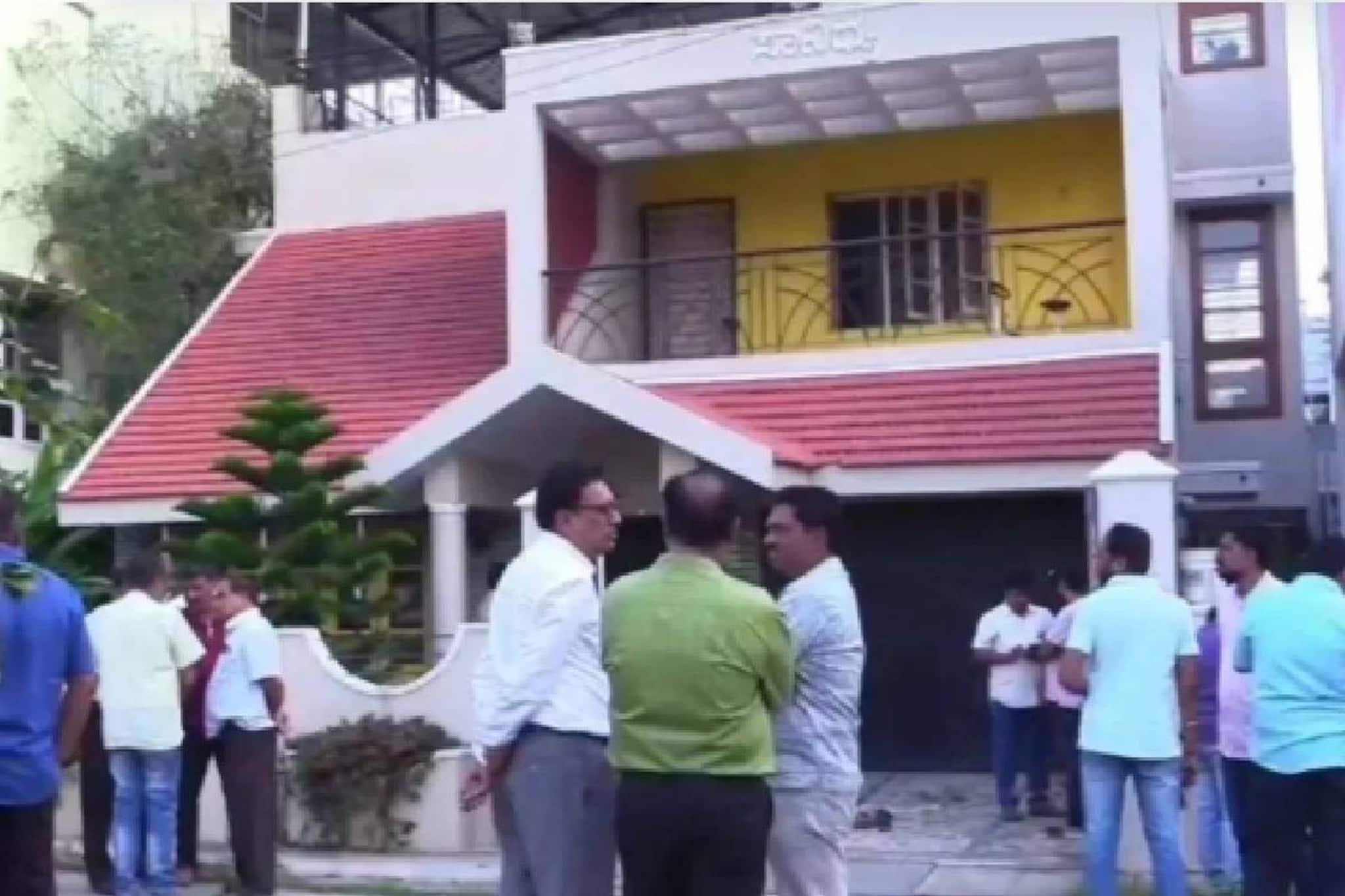 ഒന്നര വര്‍ഷത്തിനിടെ ജീവനൊടുക്കിയത് നാല് പേര്‍; നിഗൂഢത നിറഞ്ഞ ' ആഢംബര ബംഗ്ലാവ്  'സാനിധ്യ '