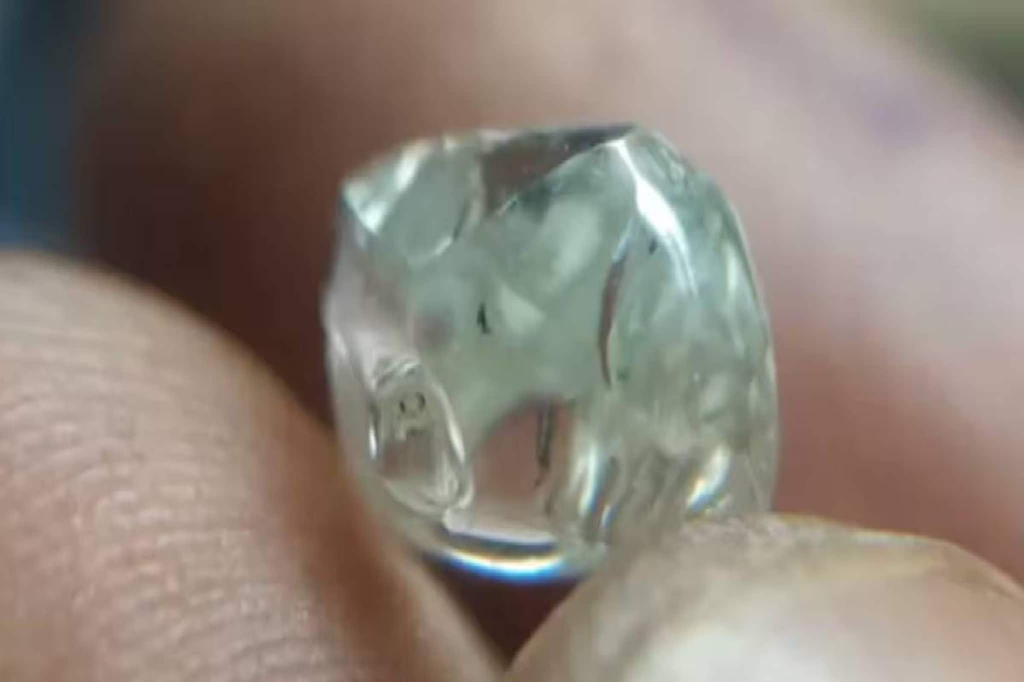 ലക്ഷങ്ങള്‍ വിലയുള്ള രണ്ട് വജ്രങ്ങള്‍ 24 മണിക്കൂറിനിടെ; ഭാഗ്യം തേടിയെത്തിയത് തൊഴിലാളിയെയും കര്‍ഷകനെയും