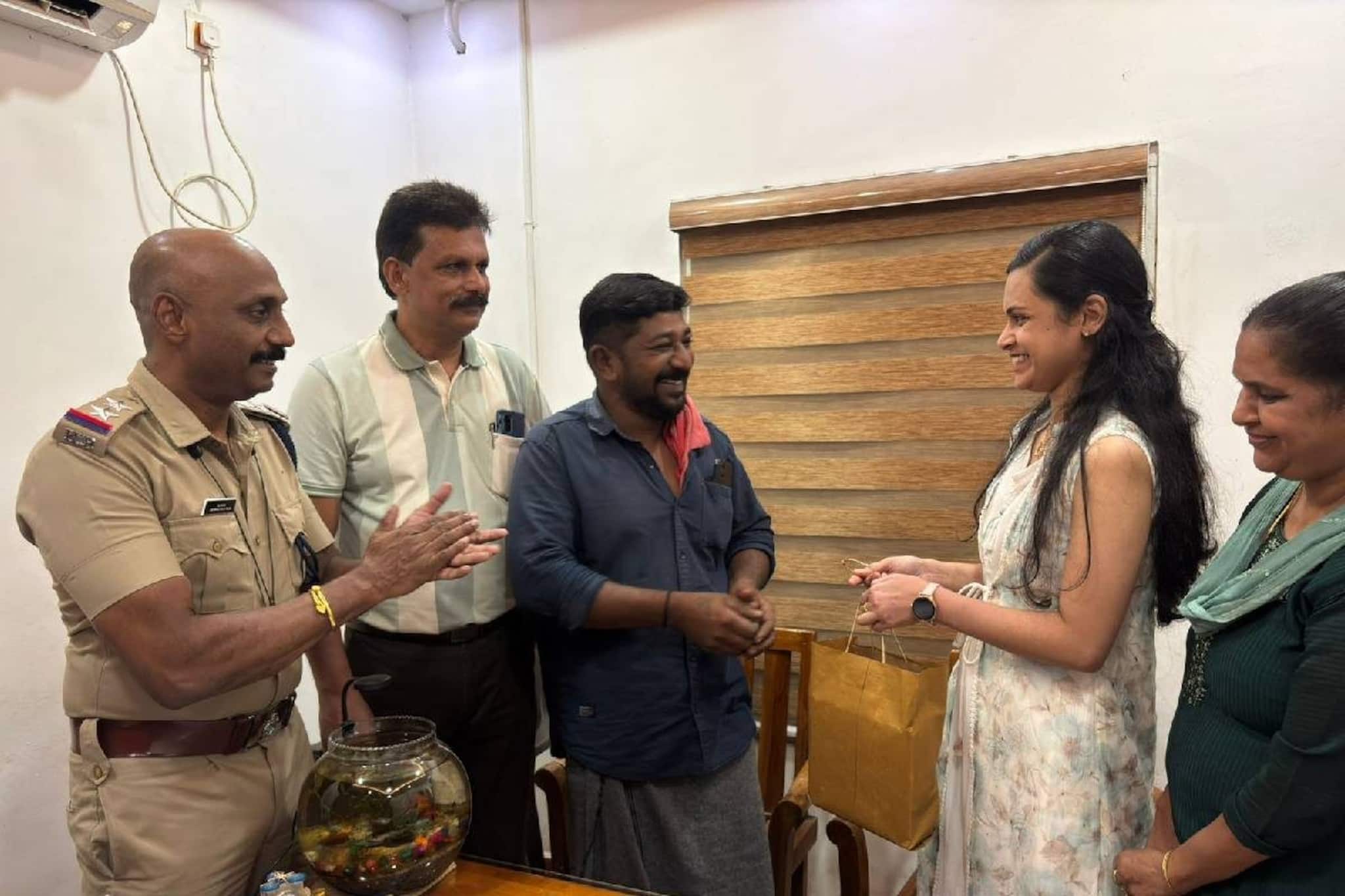 കളഞ്ഞുകിട്ടിയ ഒന്നര ലക്ഷം രൂപ വിലവരുന്ന ഡയമണ്ട് വള ഉടമയ്ക്ക് തിരികെ നൽകി ചുമട്ടുതൊഴിലാളി കളഞ്ഞുകിട്ടിയ ഒന്നര ലക്ഷം രൂപ വിലവരുന്ന ഡയമണ്ട് വള ഉടമയ്ക്ക് തിരികെ നൽകി ചുമട്ടുതൊഴിലാളി