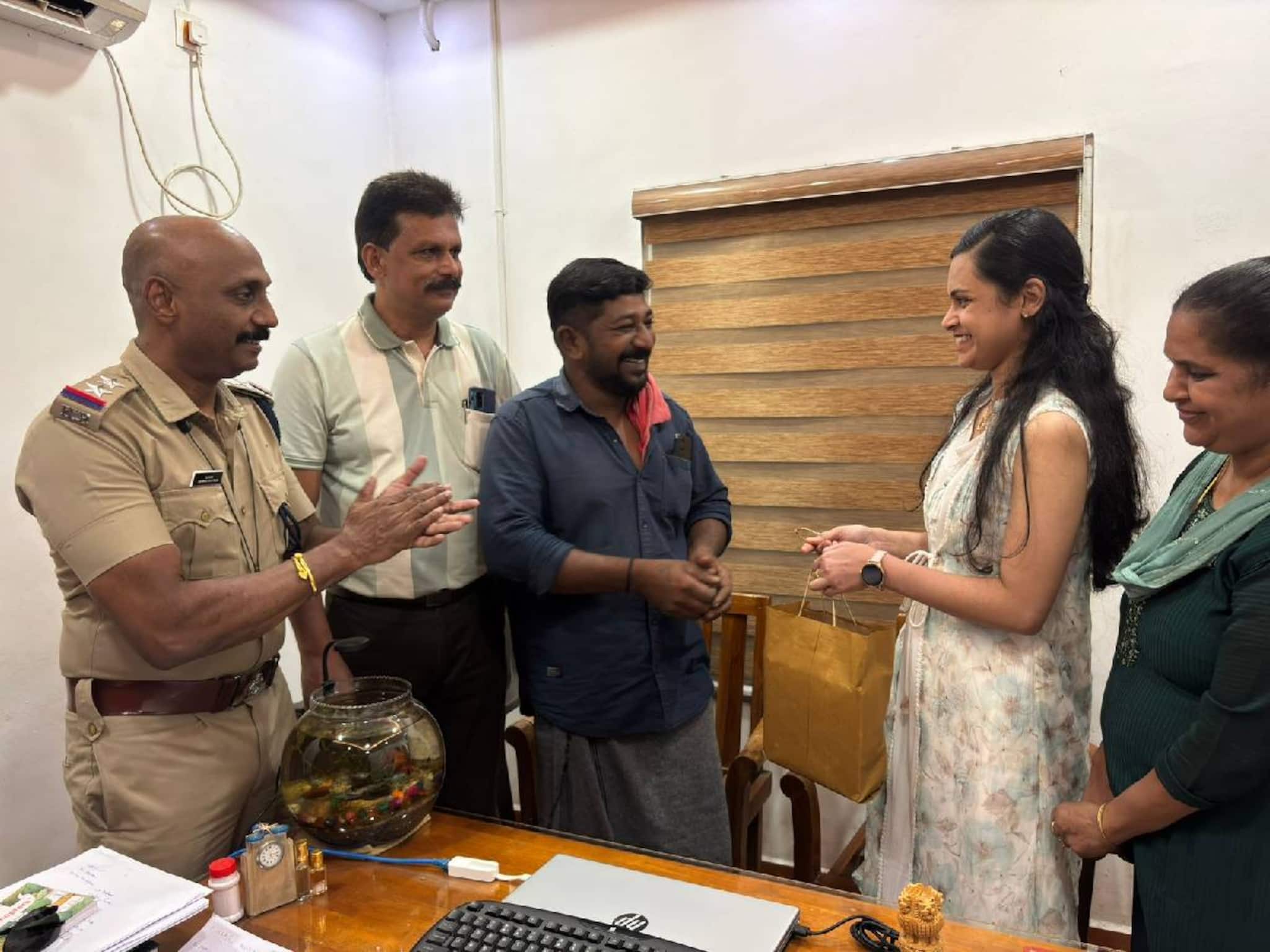 കളഞ്ഞുകിട്ടിയ ഒന്നര ലക്ഷം രൂപ വിലവരുന്ന ഡയമണ്ട് വള ഉടമയ്ക്ക് തിരികെ നൽകി ചുമട്ടുതൊഴിലാളി കളഞ്ഞുകിട്ടിയ ഒന്നര ലക്ഷം രൂപ വിലവരുന്ന ഡയമണ്ട് വള ഉടമയ്ക്ക് തിരികെ നൽകി ചുമട്ടുതൊഴിലാളി