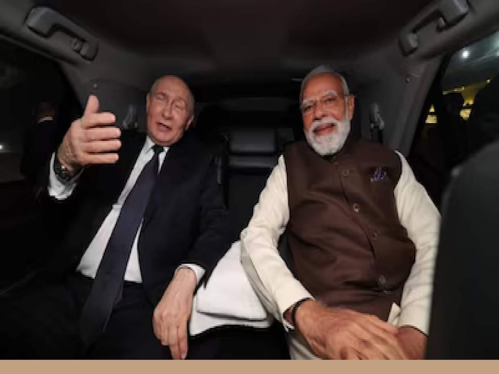 പ്രധാനമന്ത്രി മോദി പ്രോട്ടോക്കോള്‍ മാറ്റിവെച്ച് റഷ്യന്‍ പ്രസിഡന്റ് പുടിനെ നേരിട്ടെത്തി സ്വീകരിച്ച്  കാറില്‍ ഒന്നിച്ച് യാത്ര