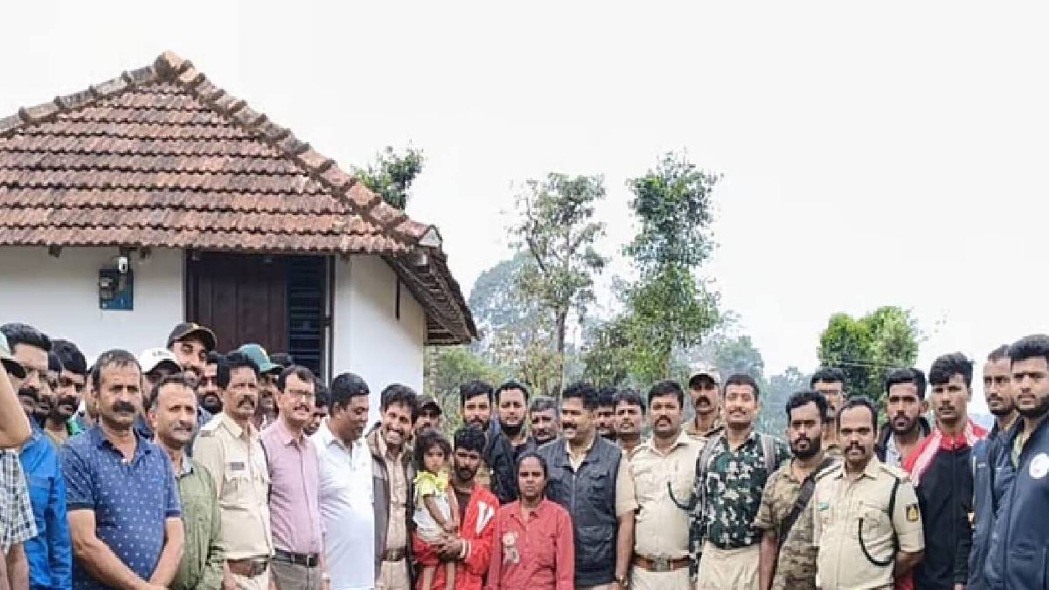 കാട്ടിൽ മുപ്പതിലേറെ വനപാലകര്‍ തിരഞ്ഞിട്ട് കിട്ടാത്ത രണ്ടു വയസ്സുകാരിയെ കണ്ടെത്തിയത് വളർത്തുനായ