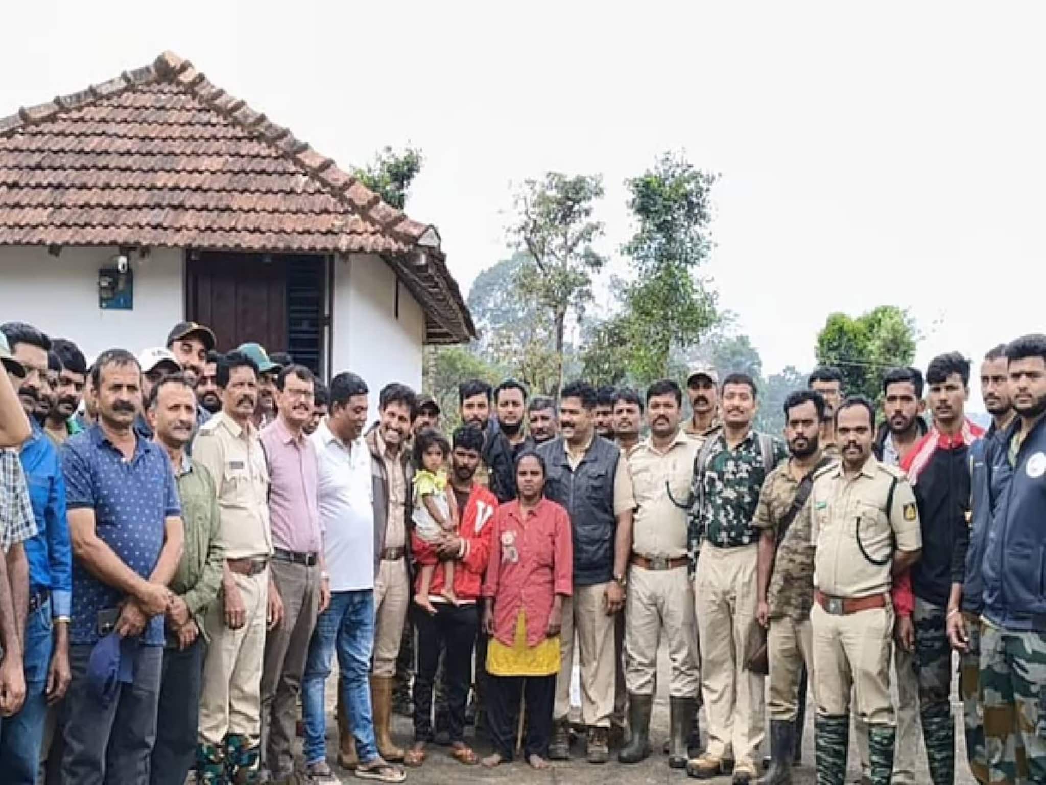 കാട്ടിൽ മുപ്പതിലേറെ വനപാലകര്‍ തിരഞ്ഞിട്ട് കിട്ടാത്ത രണ്ടു വയസ്സുകാരിയെ കണ്ടെത്തിയത് വളർത്തുനായ