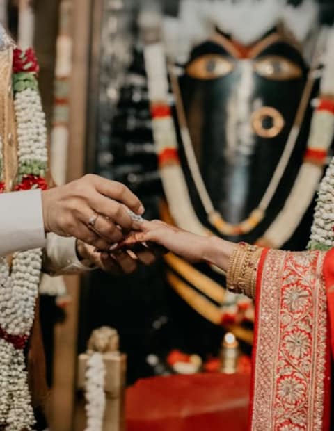  തെന്നിന്ത്യൻ നടി സാമന്ത റൂത്ത് പ്രഭു സംവിധായകൻ രാജ് നിദിമോറുവിനെ വിവാഹം ചെയ്തു. കോയമ്പത്തൂരിലെ ഇഷാ യോഗ സെന്ററിലെ ലിംഗ ഭൈരവി ക്ഷേത്രത്തിൽ തിങ്കളാഴ്ച രാവിലെ നടന്ന ലളിതമായ ചടങ്ങിലായിരുന്നു വിവാഹം. അടുത്ത ബന്ധുക്കളും സുഹൃത്തുക്കളും ഉൾപ്പെടെ 30-ഓളം പേർ മാത്രമാണ് ചടങ്ങിൽ പങ്കെടുത്തതെന്നാണ് റിപ്പോർട്ട്.