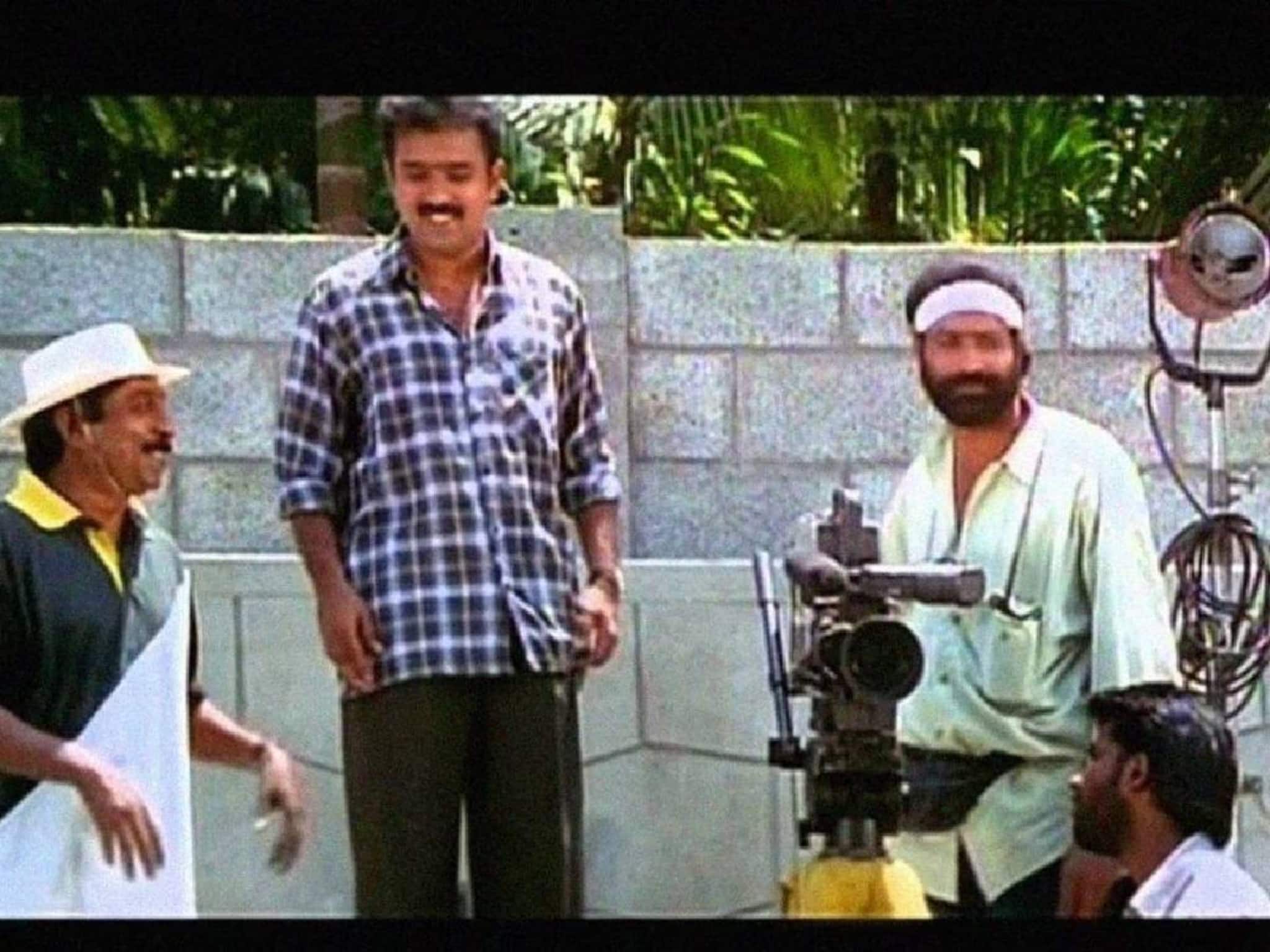 എഴുത്ത് കച്ചവടമായി കാണാത്ത രചയിതാവ്; എഴുതിയാൽ ശരിയാവുമോ എന്ന ശങ്കയിൽ പിറന്നത് ശ്രീനിവാസൻ ഹിറ്റുകൾ എഴുത്ത് കച്ചവടമായി കാണാത്ത രചയിതാവ്; എഴുതിയാൽ ശരിയാവുമോ എന്ന ശങ്കയിൽ പിറന്നത് ശ്രീനിവാസൻ ഹിറ്റുകൾ