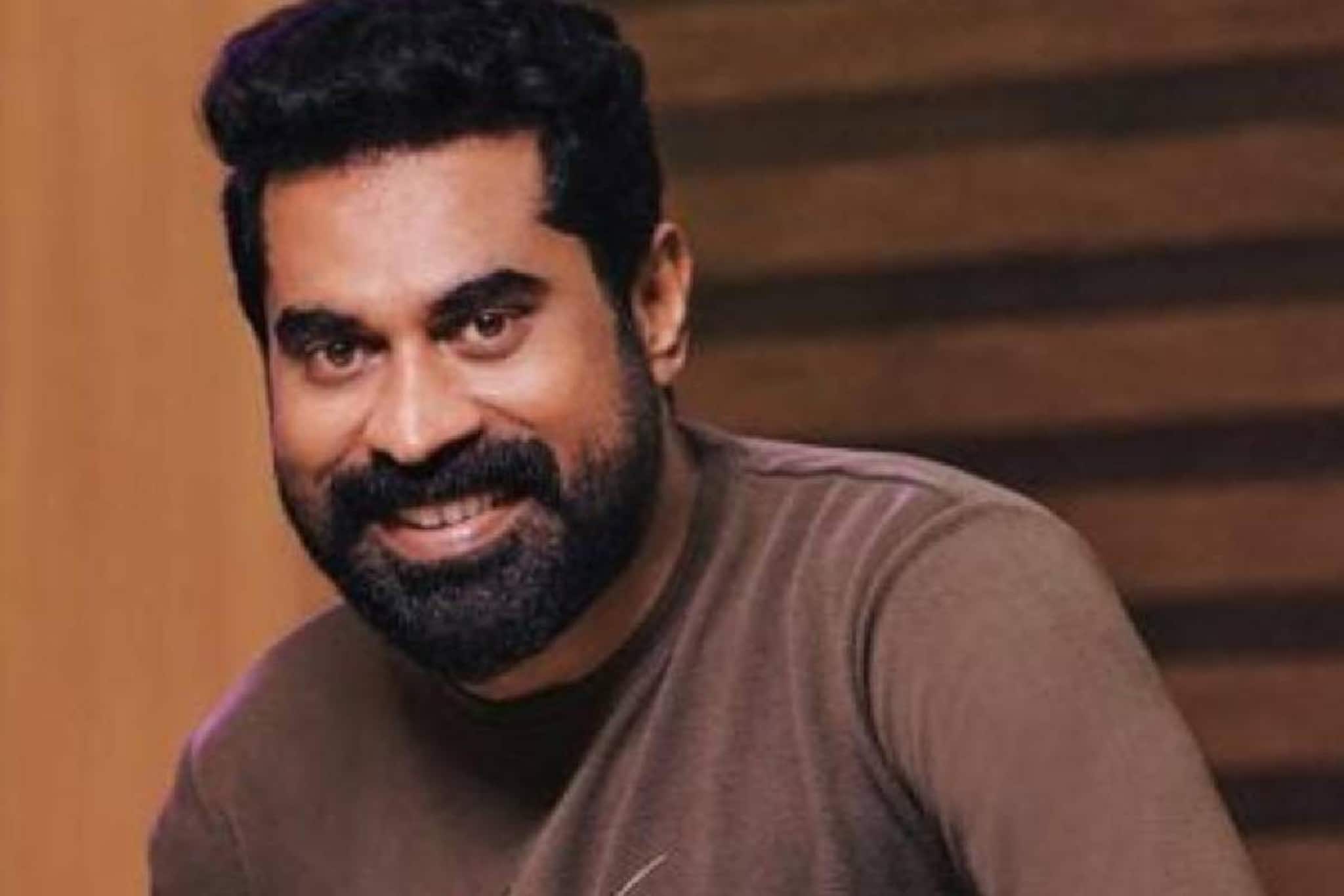 സീരിയസ് കഥാപാത്രങ്ങൾ കൊഞ്ചം വെയ്റ്റ്; സുരാജ് വെഞ്ഞാറമൂട് നായകനാവുന്ന കോമഡി ചിത്രം 'റൺ മാമാ റൺ' സീരിയസ് കഥാപാത്രങ്ങൾ കൊഞ്ചം വെയ്റ്റ്; സുരാജ് വെഞ്ഞാറമൂട് നായകനാവുന്ന കോമഡി ചിത്രം 'റൺ മാമാ റൺ'