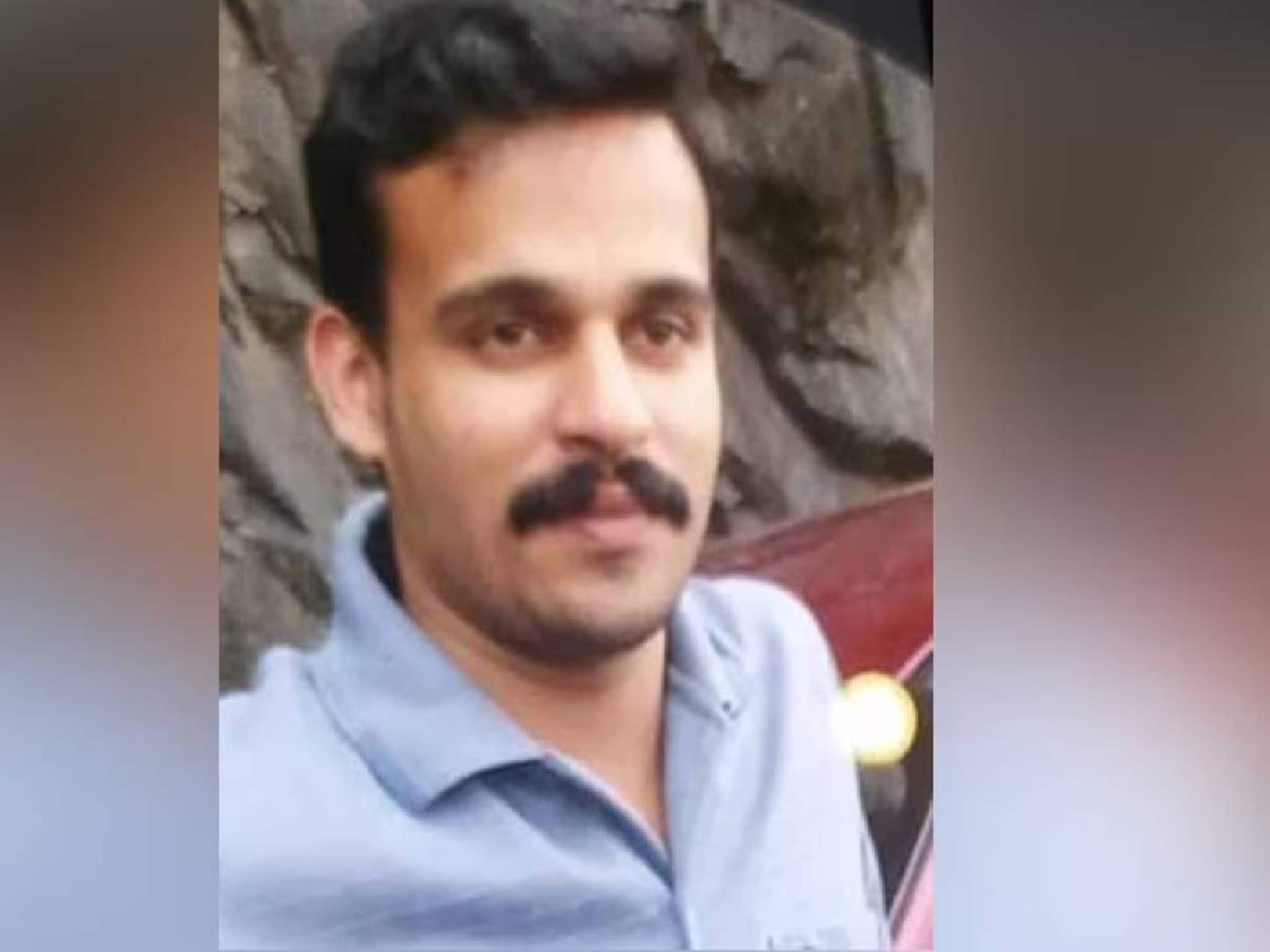കോഴിക്കോട് വിജയാഹ്ലാദ പ്രകടനത്തിനിടെ സ്കൂട്ടറിൽ സൂക്ഷിച്ച പടക്കങ്ങൾ പൊട്ടിത്തെറിച്ച് യുഡിഎഫ് പ്രവർത്തകൻ മരിച്ചു കോഴിക്കോട് വിജയാഹ്ലാദ പ്രകടനത്തിനിടെ സ്കൂട്ടറിൽ സൂക്ഷിച്ച പടക്കങ്ങൾ പൊട്ടിത്തെറിച്ച് യുഡിഎഫ് പ്രവർത്തകൻ മരിച്ചു