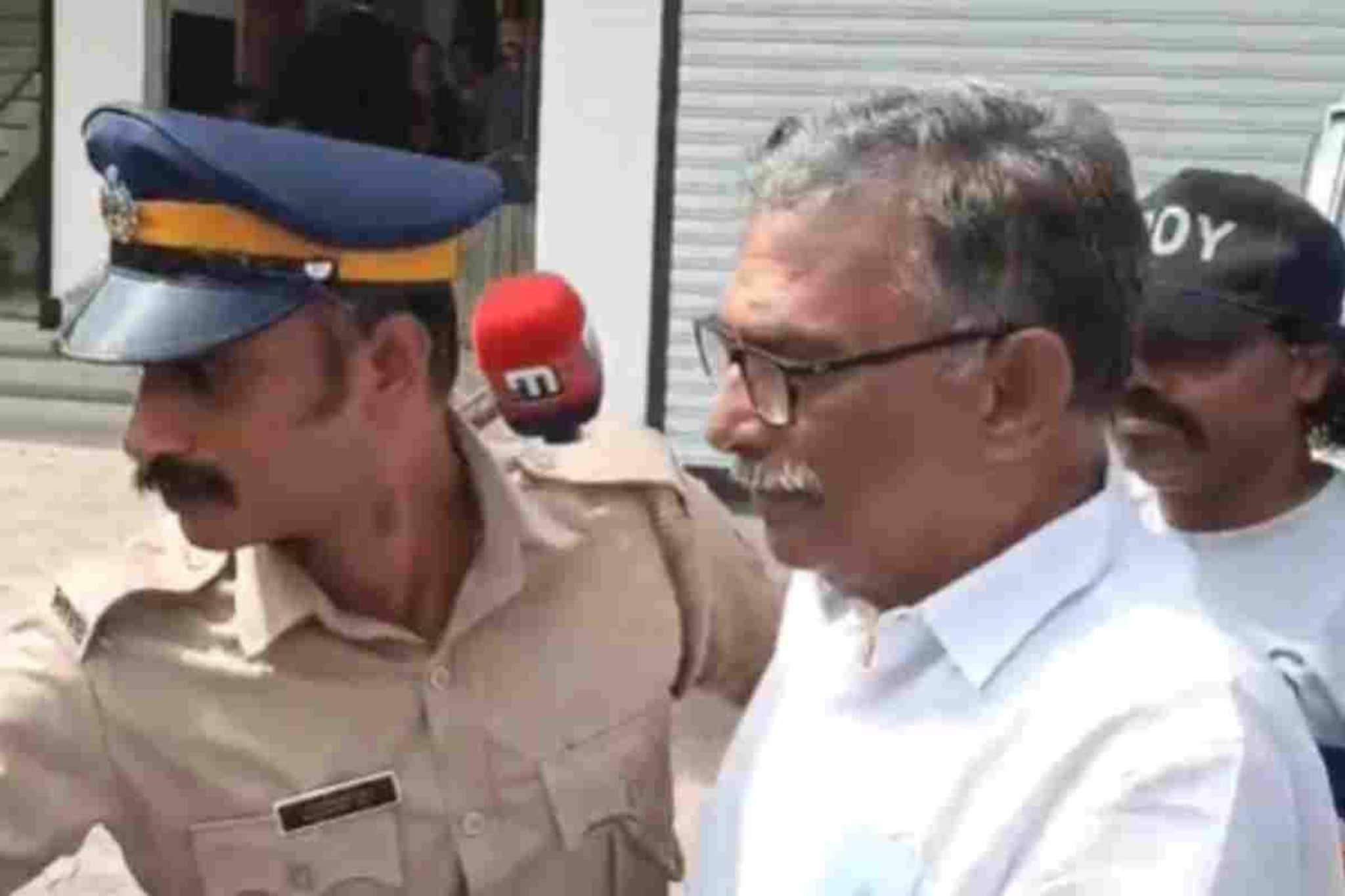 'വേട്ടനായ്ക്കളും ശവംതീനികളും അല്ല, എല്ലാം അയ്യപ്പൻ നോക്കിക്കൊള്ളും': എ പത്മകുമാർ 'വേട്ടനായ്ക്കളും ശവംതീനികളും അല്ല, എല്ലാം അയ്യപ്പൻ നോക്കിക്കൊള്ളും': എ പത്മകുമാർ