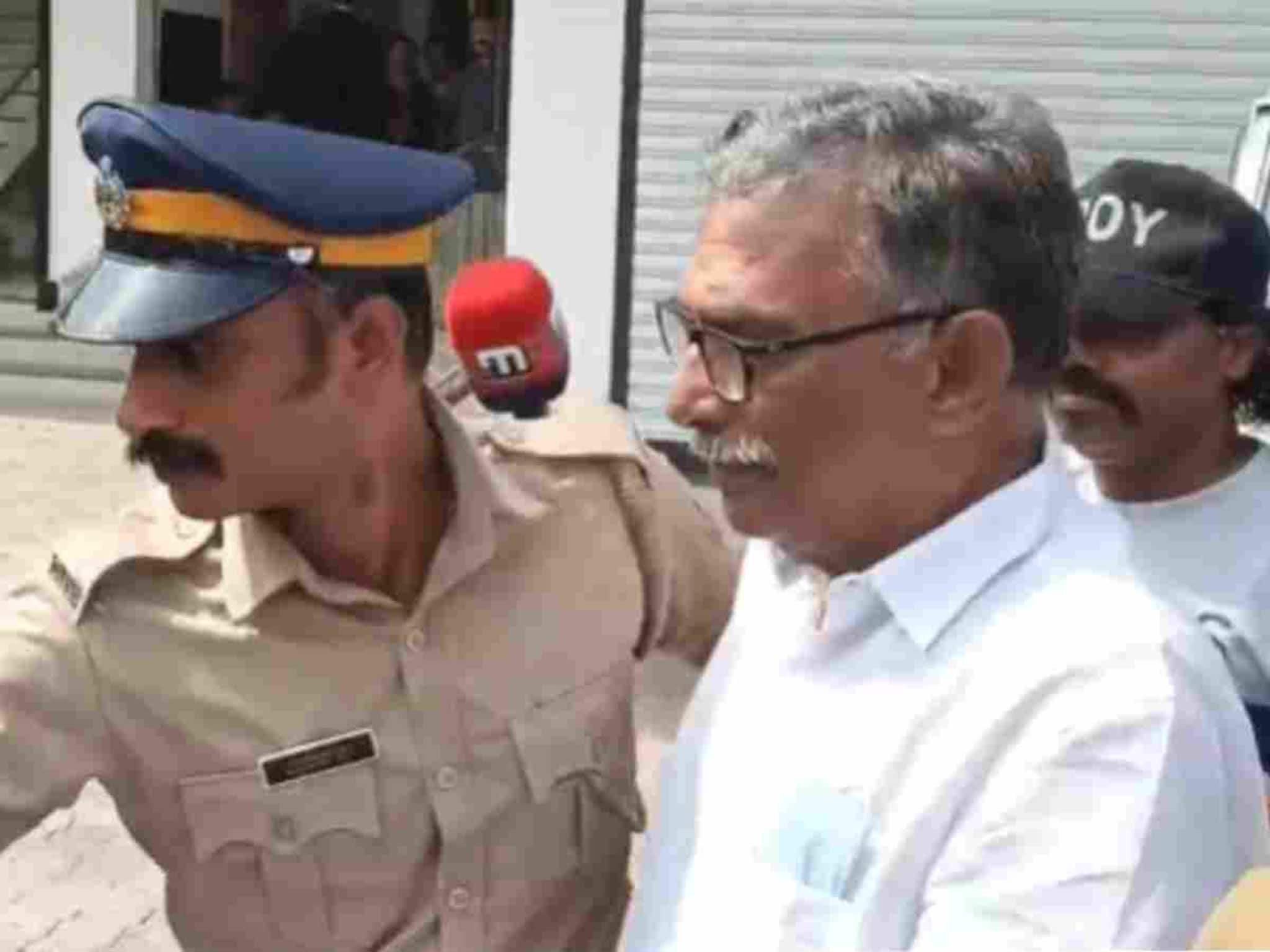 'വേട്ടനായ്ക്കളും ശവംതീനികളും അല്ല, എല്ലാം അയ്യപ്പൻ നോക്കിക്കൊള്ളും': എ പത്മകുമാർ 'വേട്ടനായ്ക്കളും ശവംതീനികളും അല്ല, എല്ലാം അയ്യപ്പൻ നോക്കിക്കൊള്ളും': എ പത്മകുമാർ