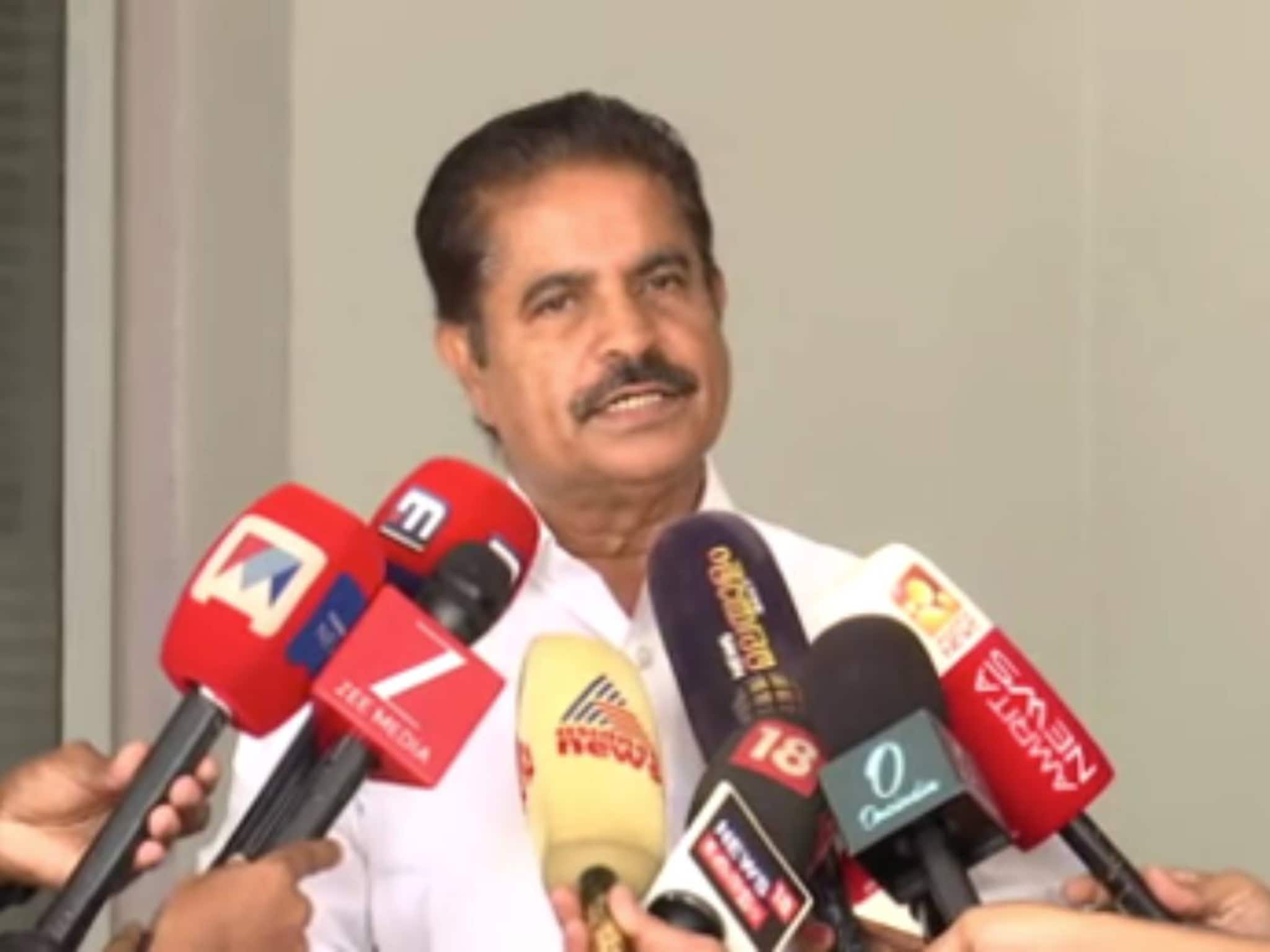 'നീതി കിട്ടിയില്ല, അതിജീവിതയ്ക്കൊപ്പം'; മലക്കം മറിഞ്ഞ് അടൂര് പ്രകാശ് 'നീതി കിട്ടിയില്ല, അതിജീവിതയ്ക്കൊപ്പം'; മലക്കം മറിഞ്ഞ് അടൂര് പ്രകാശ്